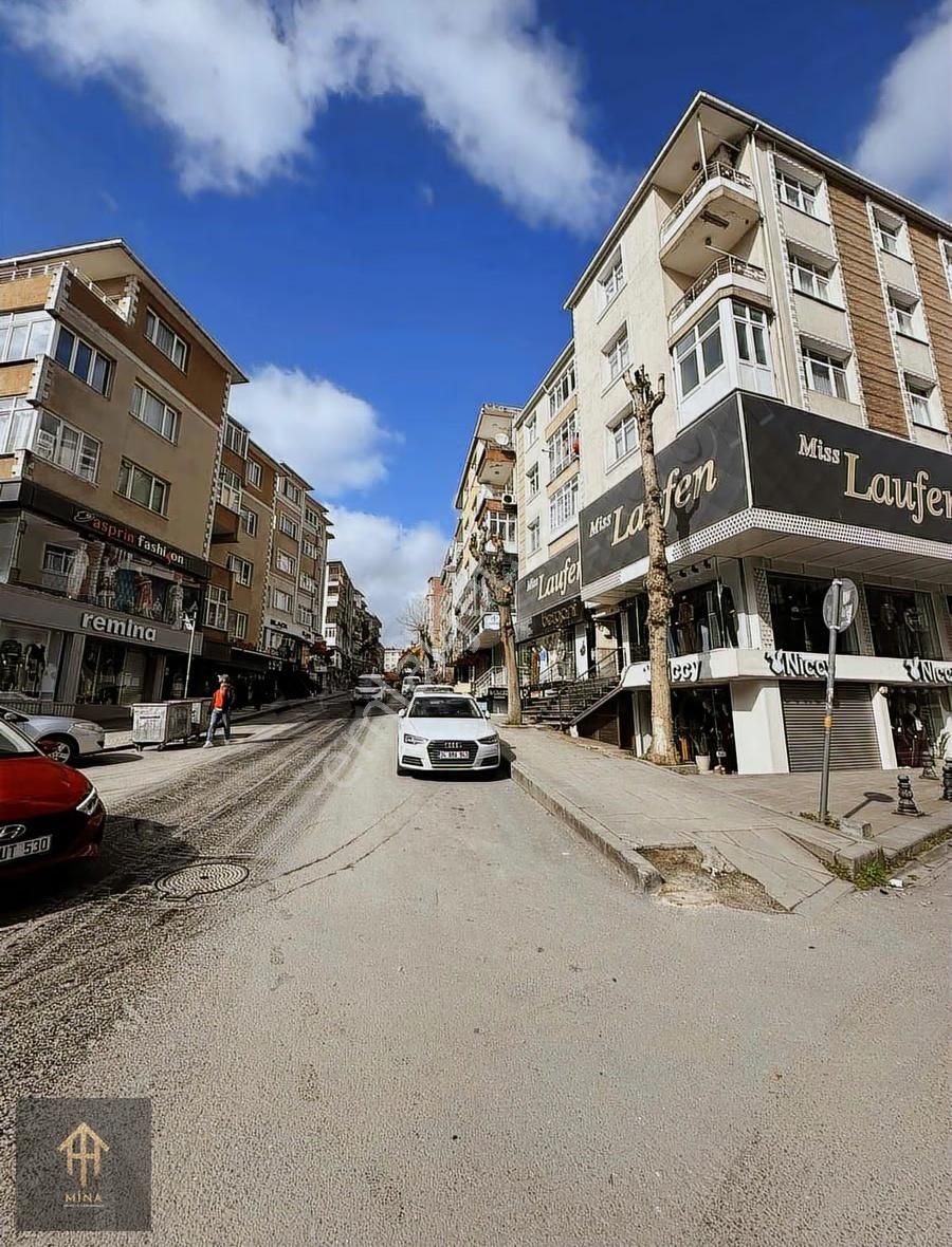 Cadde Üzeri Güngörenin Kalbinde Kale Center Tranvay Durağı Önü - Görsel 13
