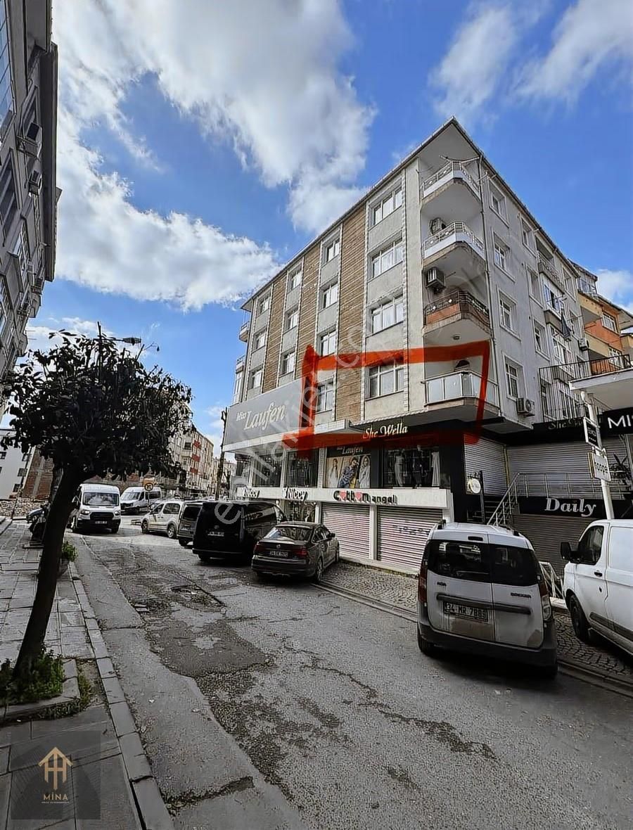 Cadde Üzeri Güngörenin Kalbinde Kale Center Tranvay Durağı Önü - Görsel 26