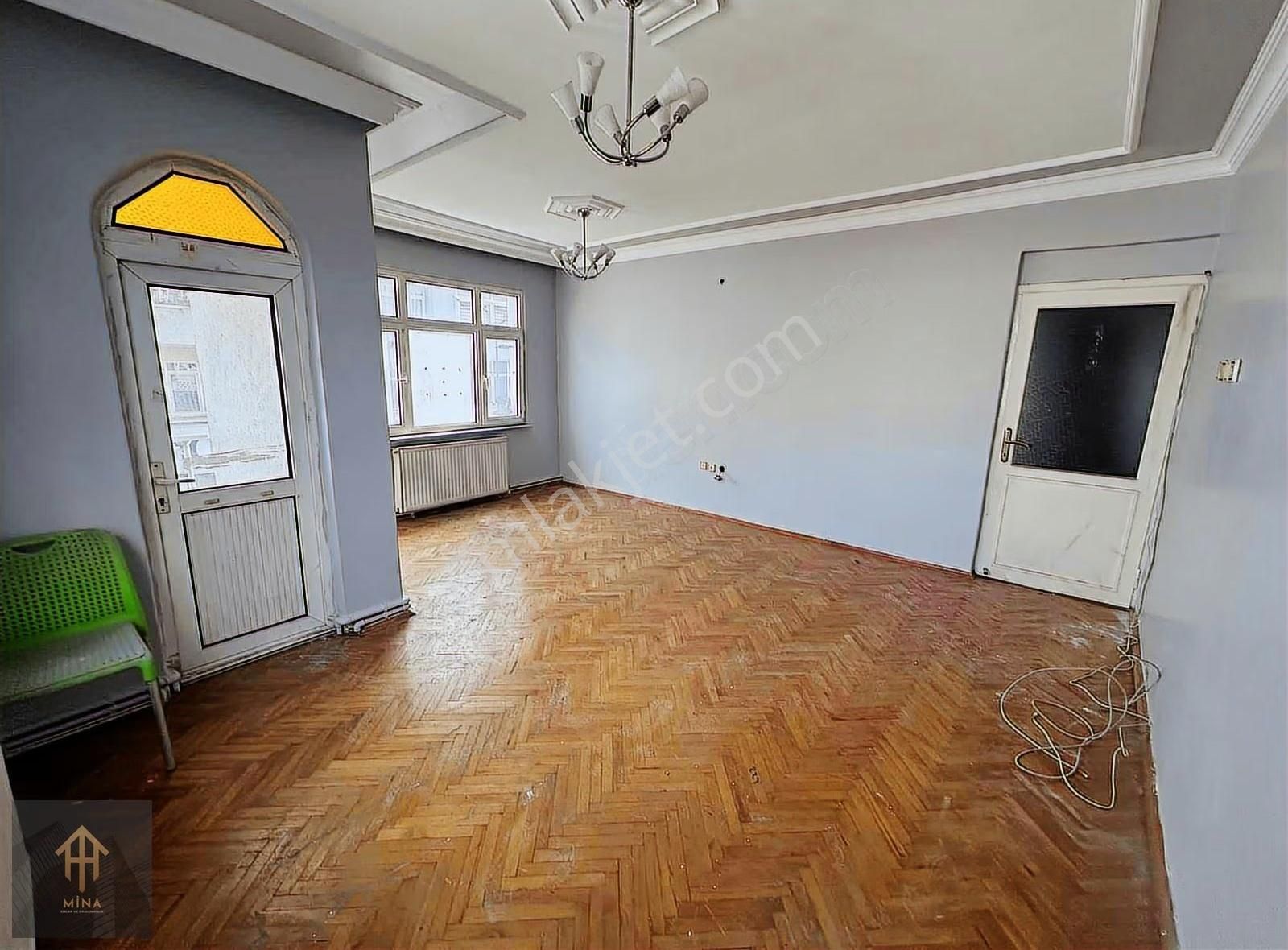 Cadde Üzeri Güngörenin Kalbinde Kale Center Tranvay Durağı Önü - Görsel 28