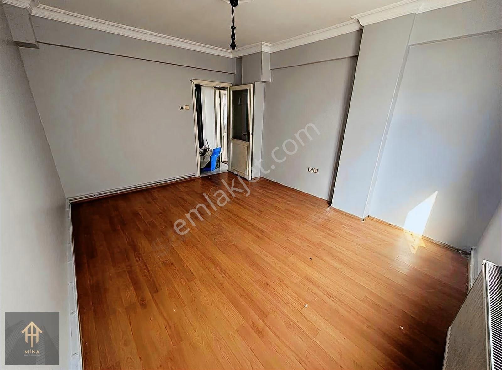 Cadde Üzeri Güngörenin Kalbinde Kale Center Tranvay Durağı Önü - Görsel 19