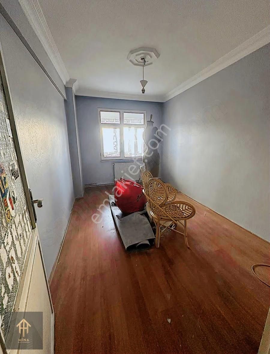 Cadde Üzeri Güngörenin Kalbinde Kale Center Tranvay Durağı Önü - Görsel 23
