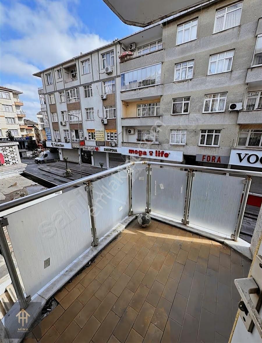 Cadde Üzeri Güngörenin Kalbinde Kale Center Tranvay Durağı Önü - Görsel 24