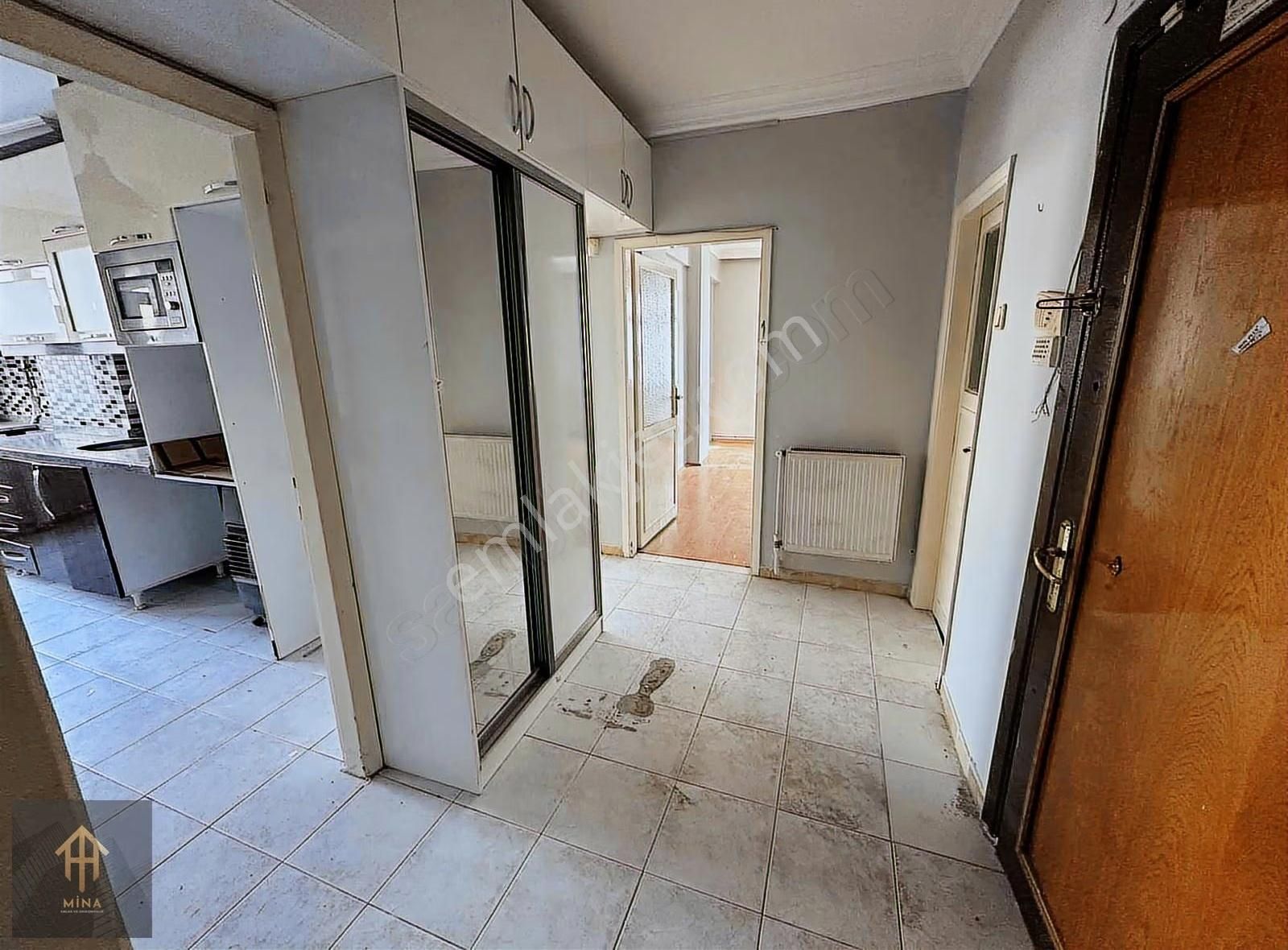 Cadde Üzeri Güngörenin Kalbinde Kale Center Tranvay Durağı Önü - Görsel 18