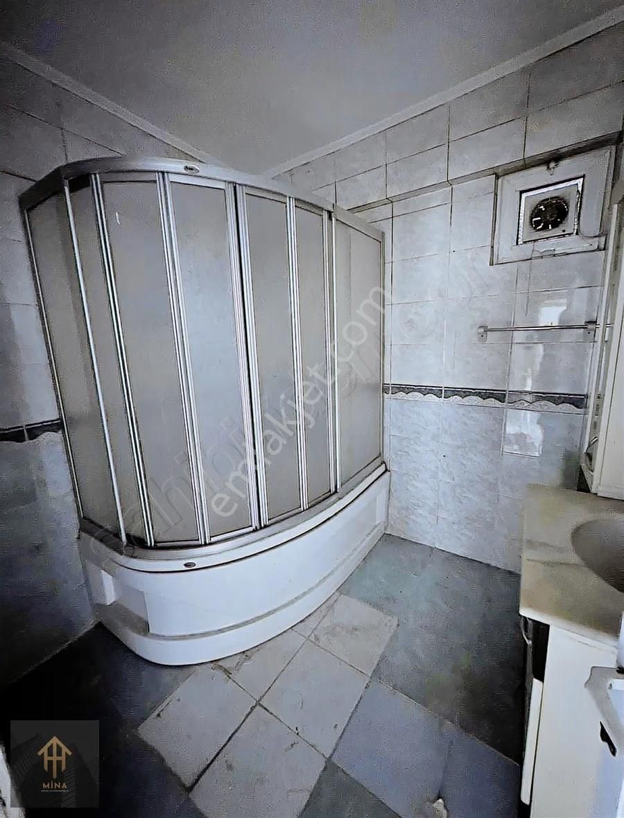 Cadde Üzeri Güngörenin Kalbinde Kale Center Tranvay Durağı Önü - Görsel 10