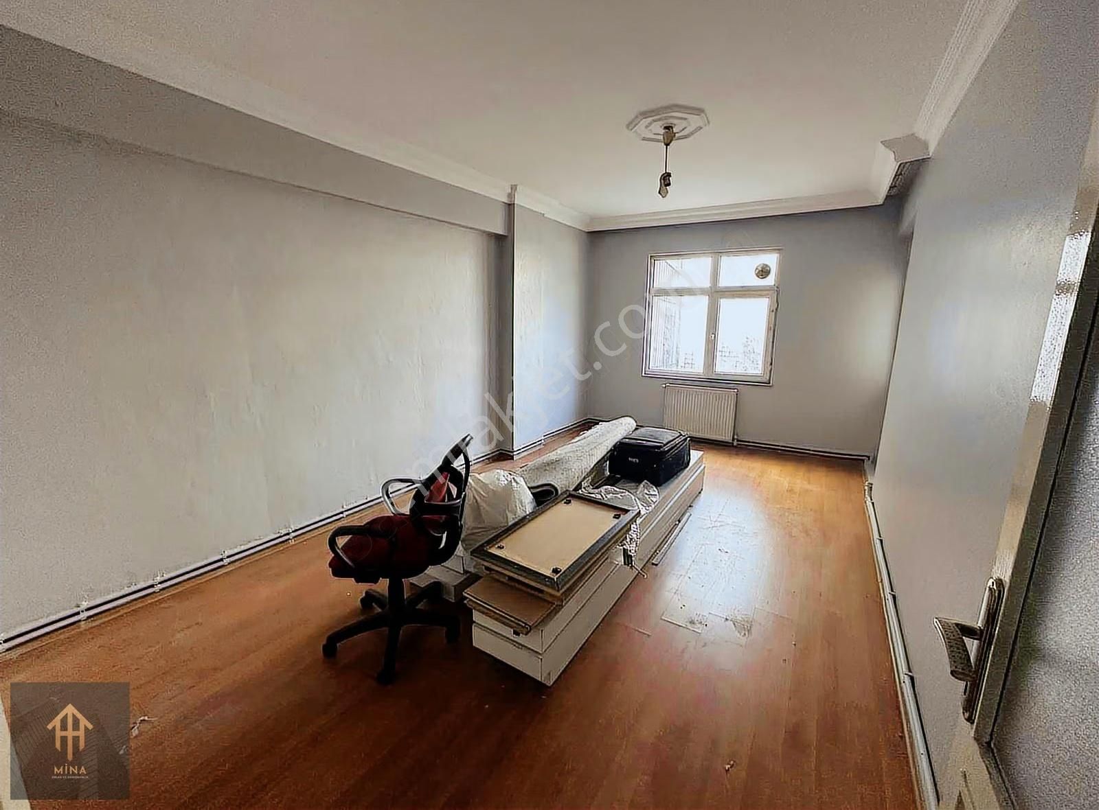 Cadde Üzeri Güngörenin Kalbinde Kale Center Tranvay Durağı Önü - Görsel 3