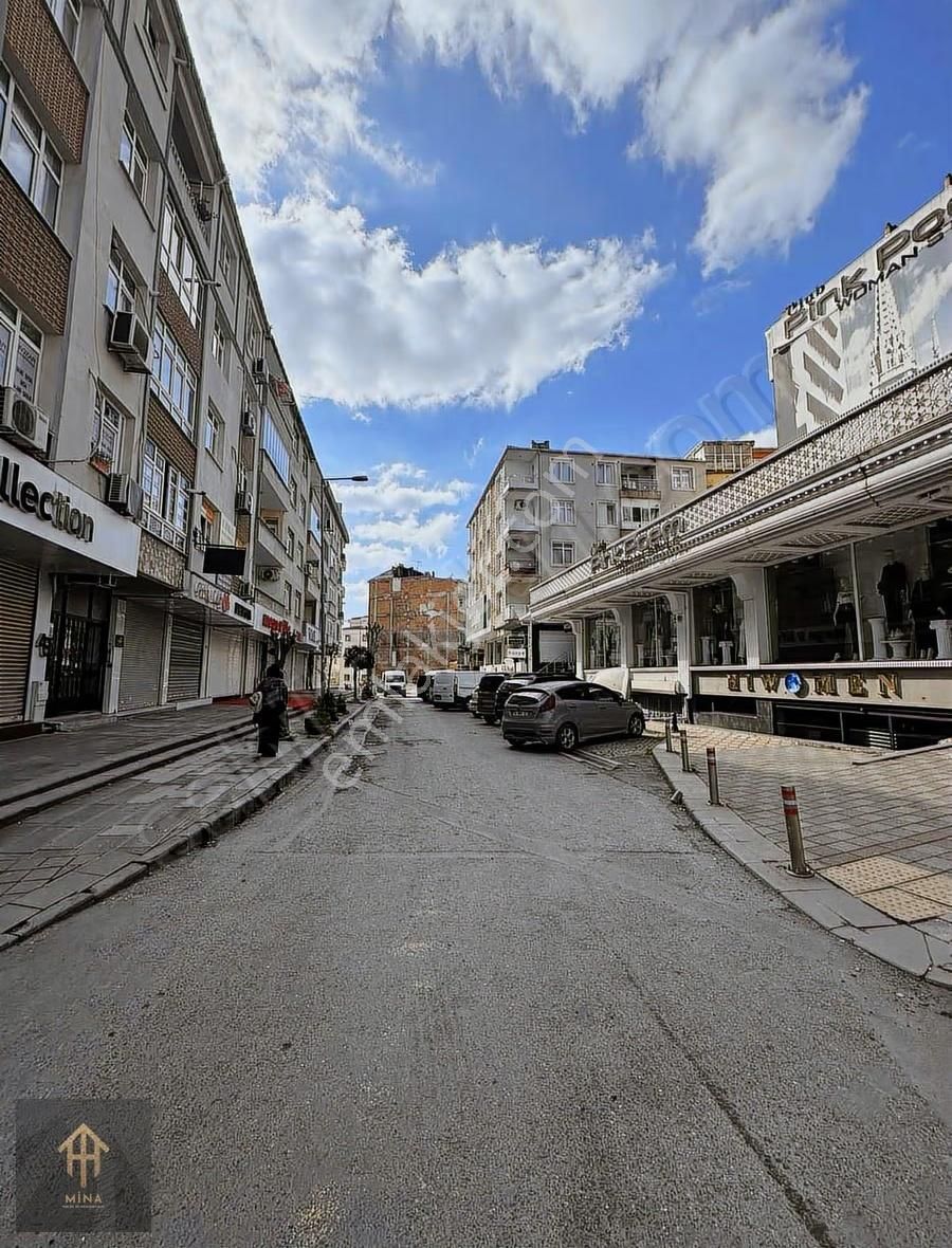 Cadde Üzeri Güngörenin Kalbinde Kale Center Tranvay Durağı Önü - Görsel 32