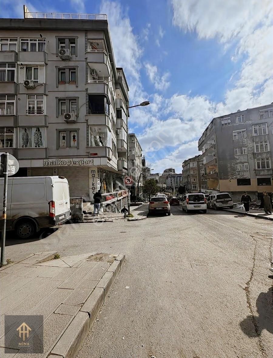 Cadde Üzeri Güngörenin Kalbinde Kale Center Tranvay Durağı Önü - Görsel 9