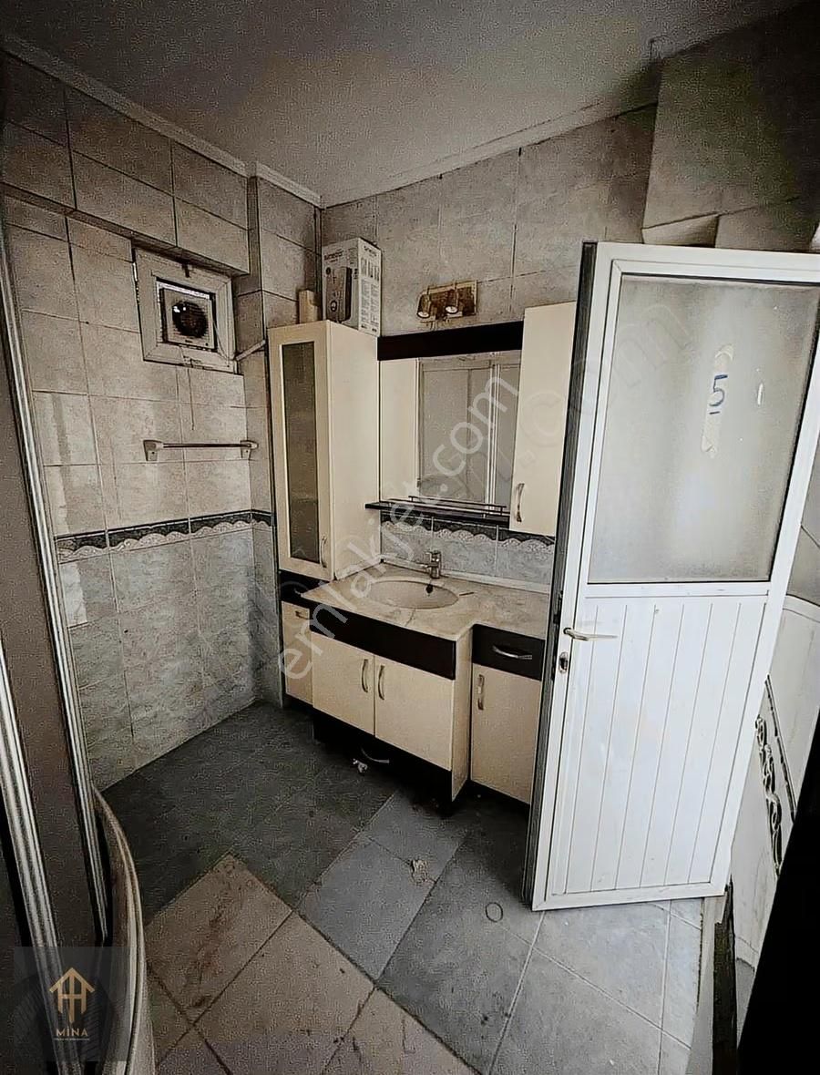 Cadde Üzeri Güngörenin Kalbinde Kale Center Tranvay Durağı Önü - Görsel 33