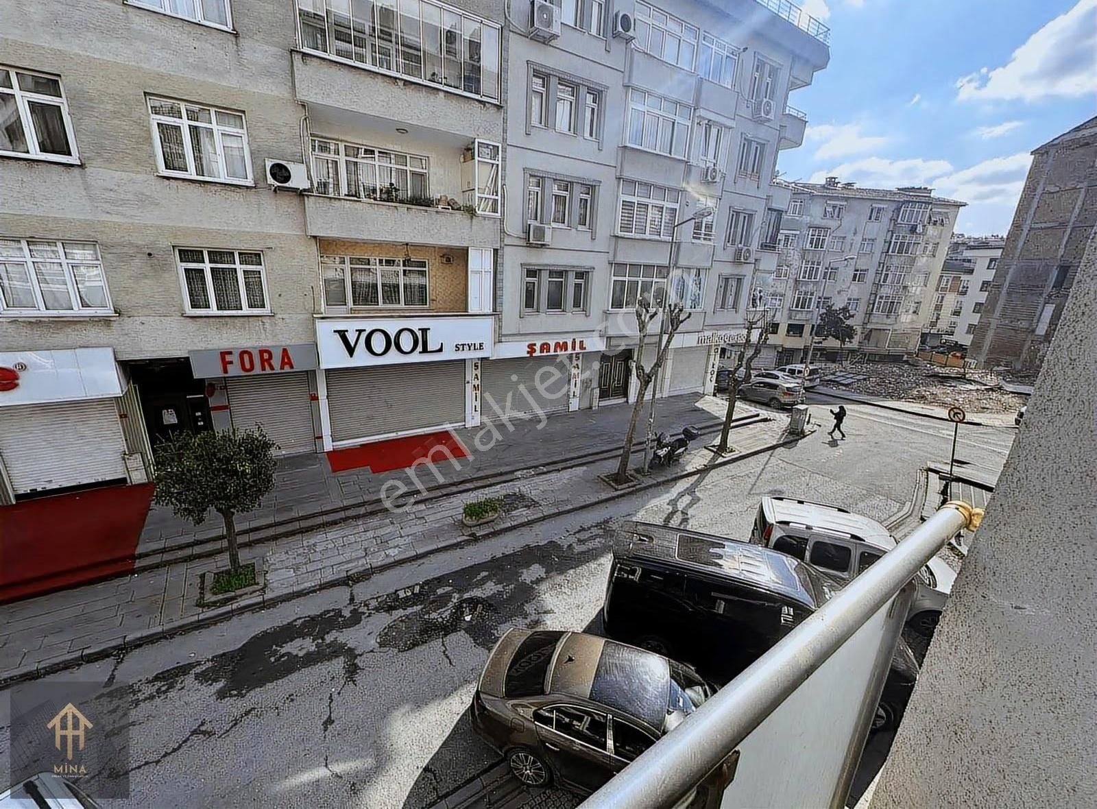 Cadde Üzeri Güngörenin Kalbinde Kale Center Tranvay Durağı Önü - Görsel 21