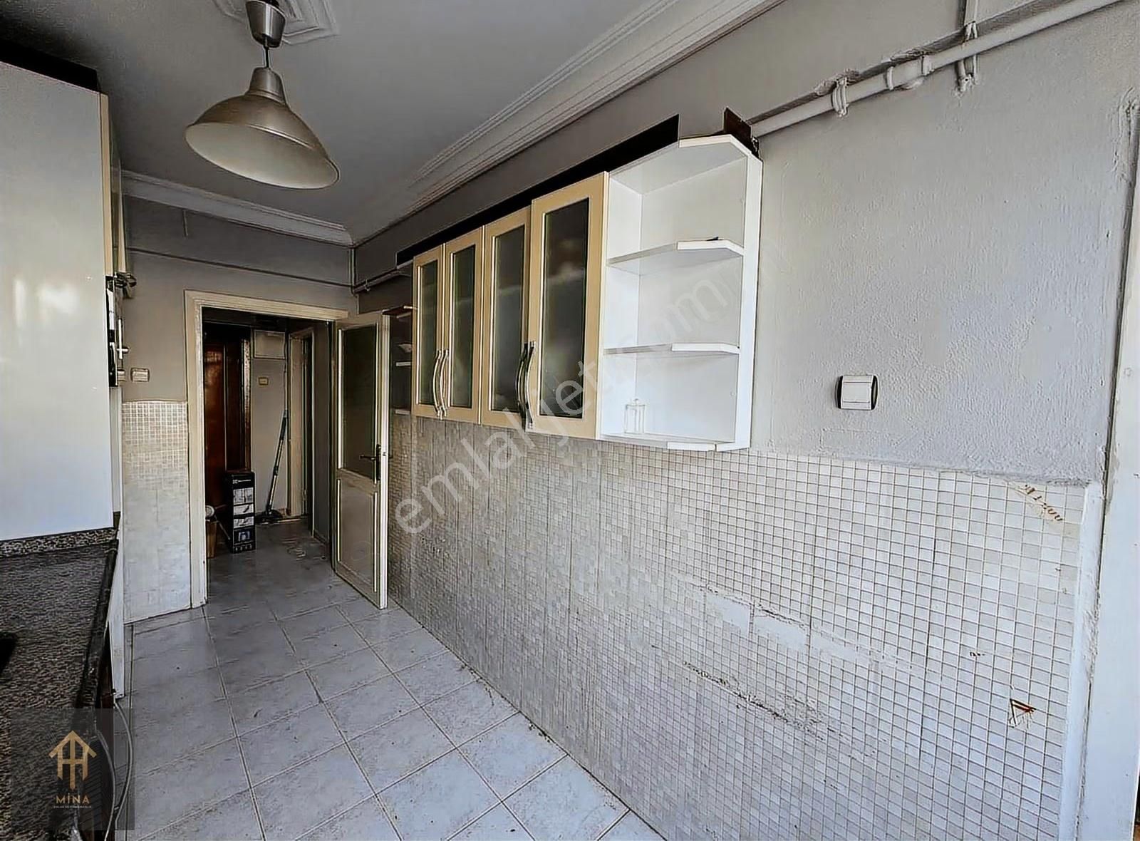 Cadde Üzeri Güngörenin Kalbinde Kale Center Tranvay Durağı Önü - Görsel 14