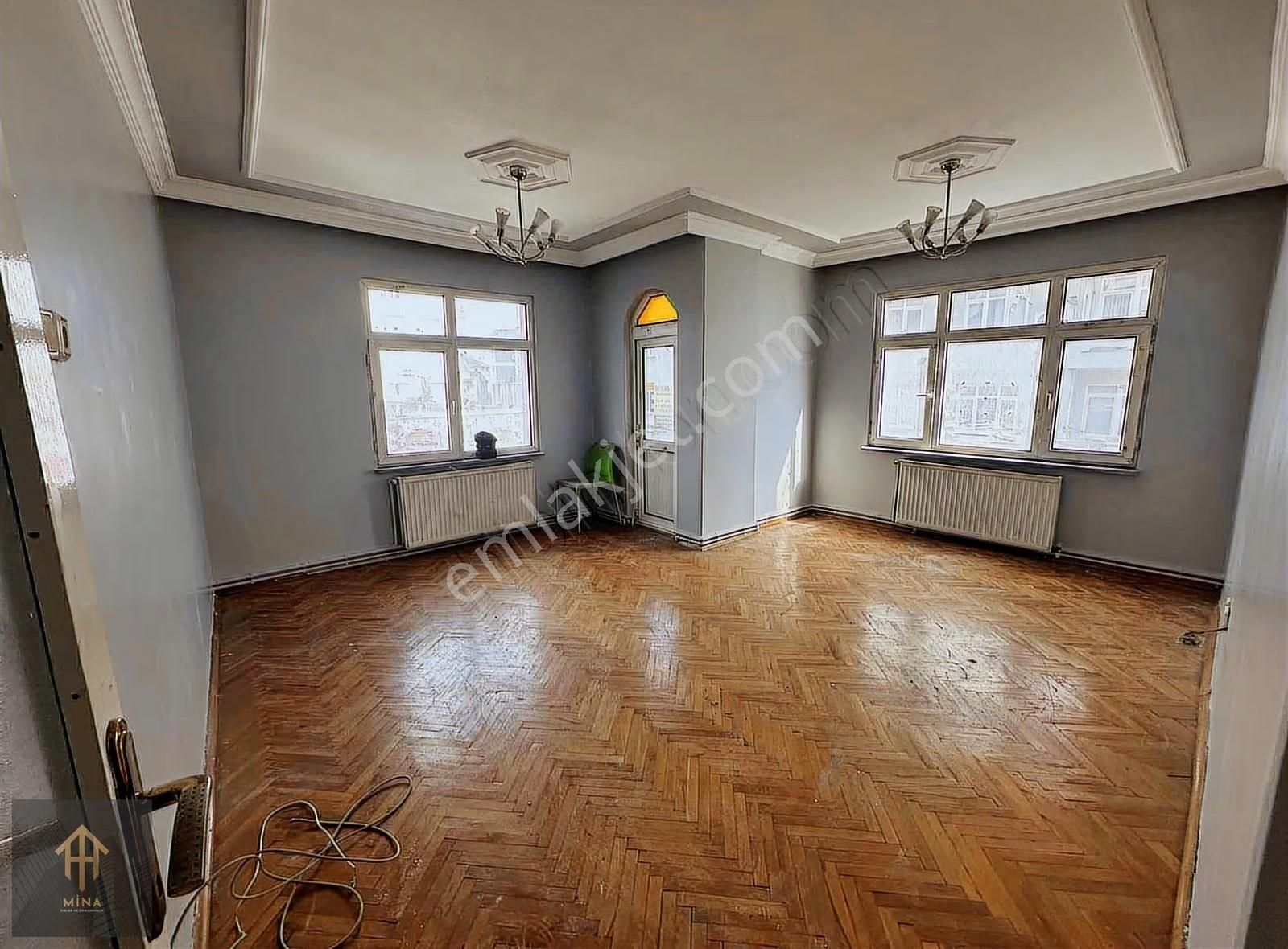 Cadde Üzeri Güngörenin Kalbinde Kale Center Tranvay Durağı Önü - Görsel 2
