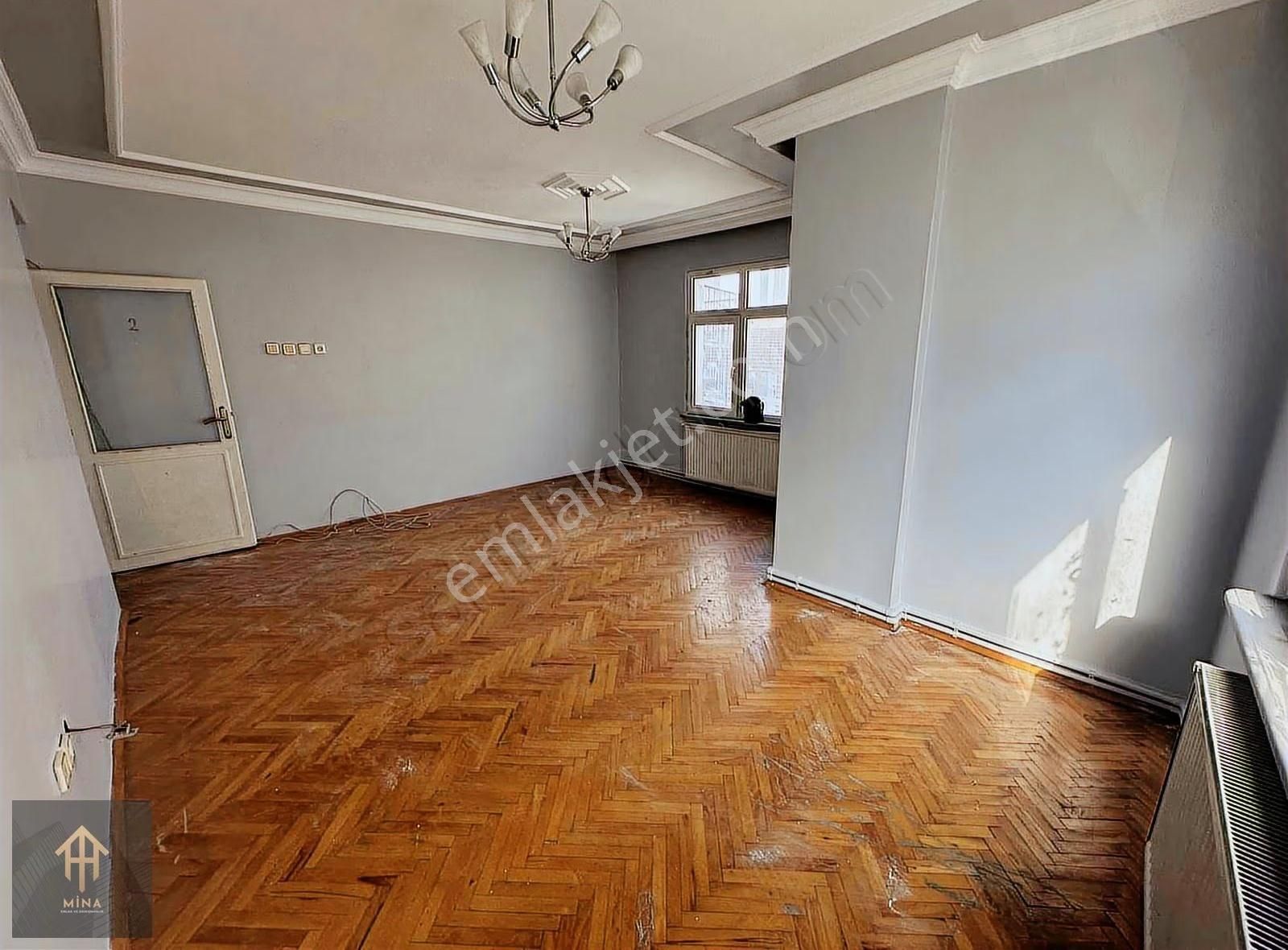 Cadde Üzeri Güngörenin Kalbinde Kale Center Tranvay Durağı Önü - Görsel 5