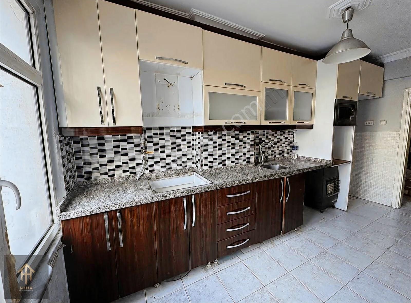 Cadde Üzeri Güngörenin Kalbinde Kale Center Tranvay Durağı Önü - Görsel 20