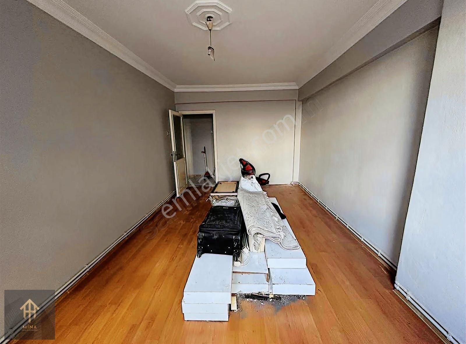 Cadde Üzeri Güngörenin Kalbinde Kale Center Tranvay Durağı Önü - Görsel 31