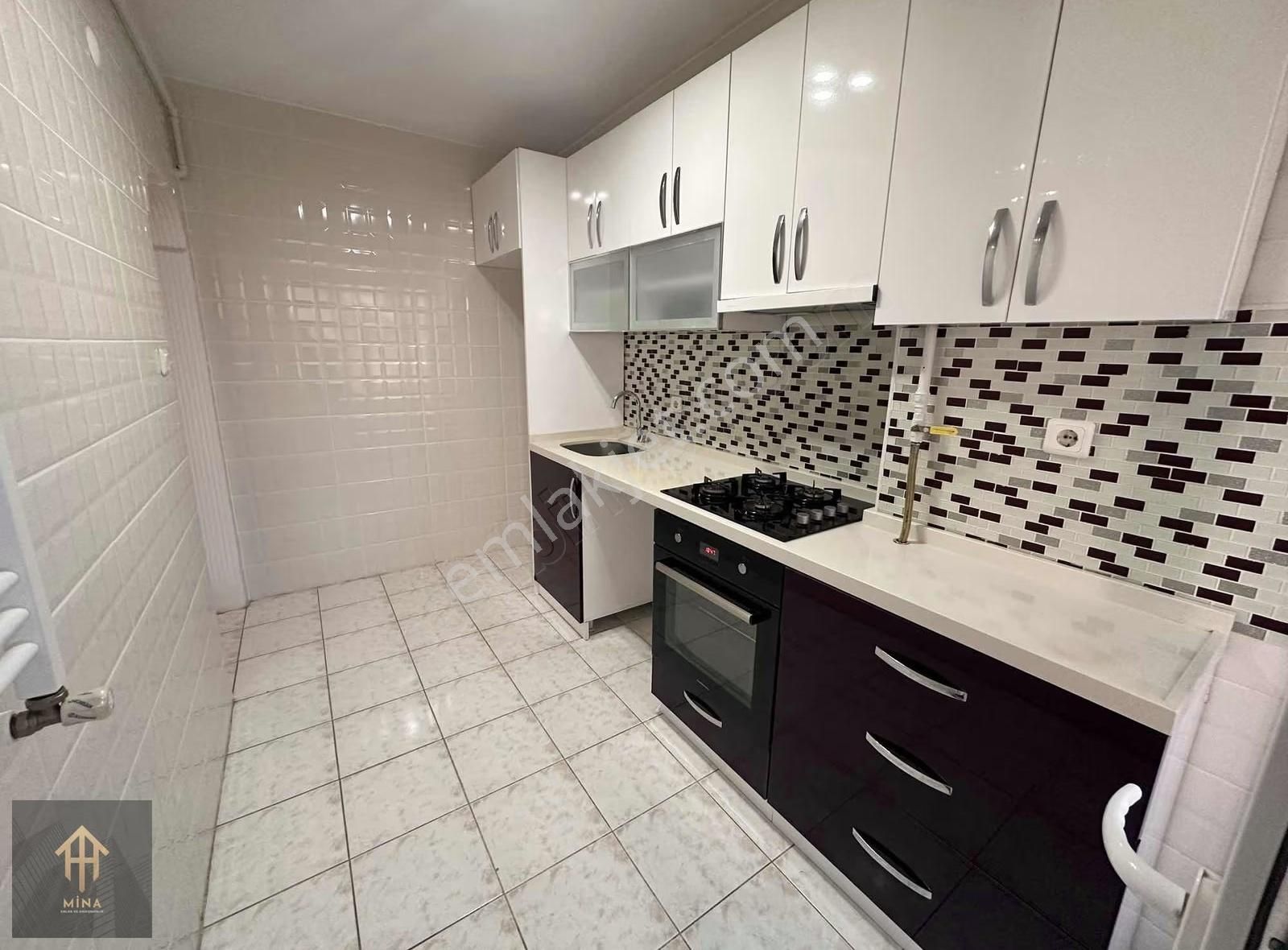 İçi Yenilenmiş Metrobüse 3 Dk Mesafede Ön Cephe Ara Kat Boş 2+1