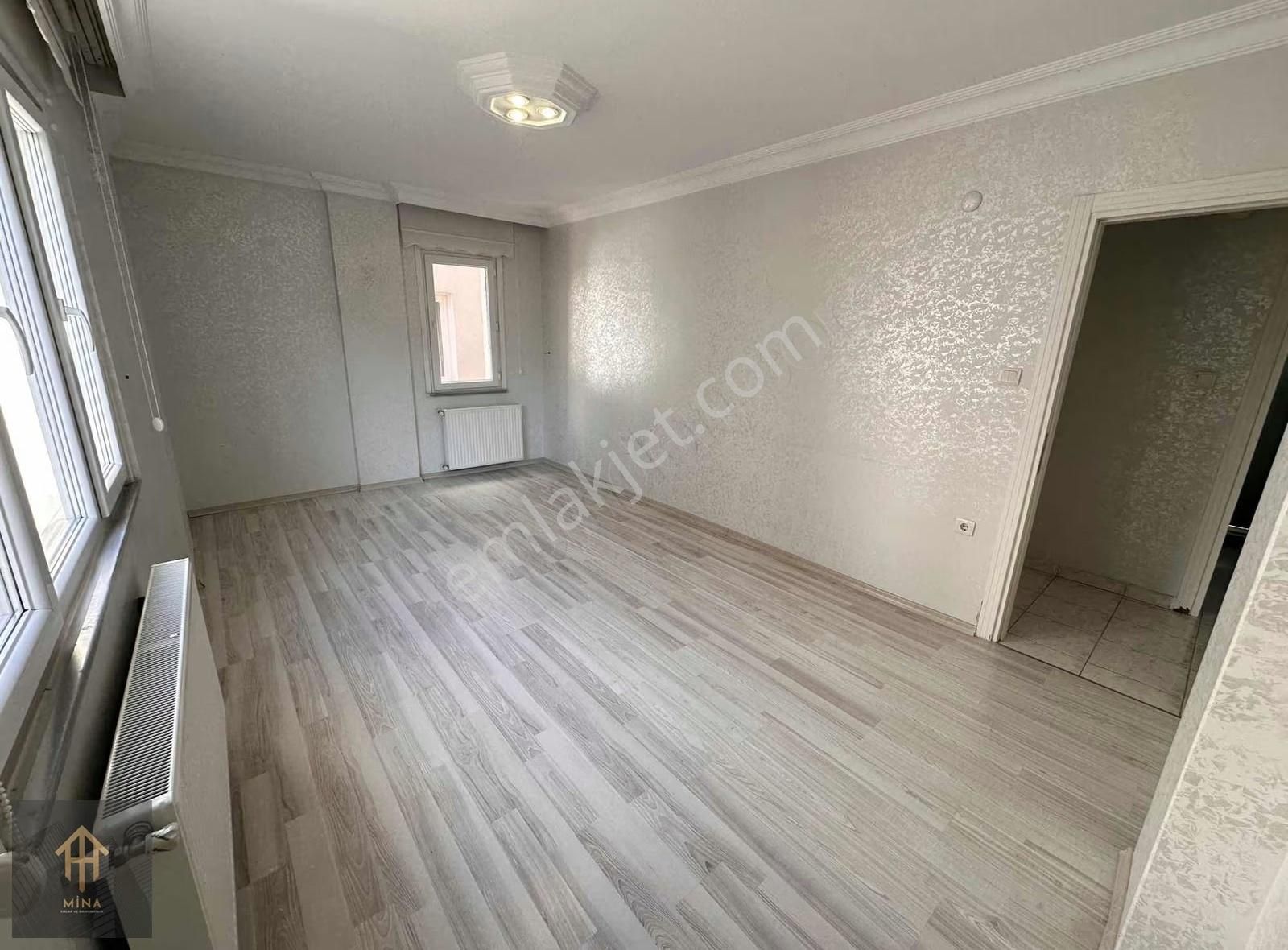 İçi Yenilenmiş Metrobüse 3 Dk Mesafede Ön Cephe Ara Kat Boş 2+1 - Görsel 2