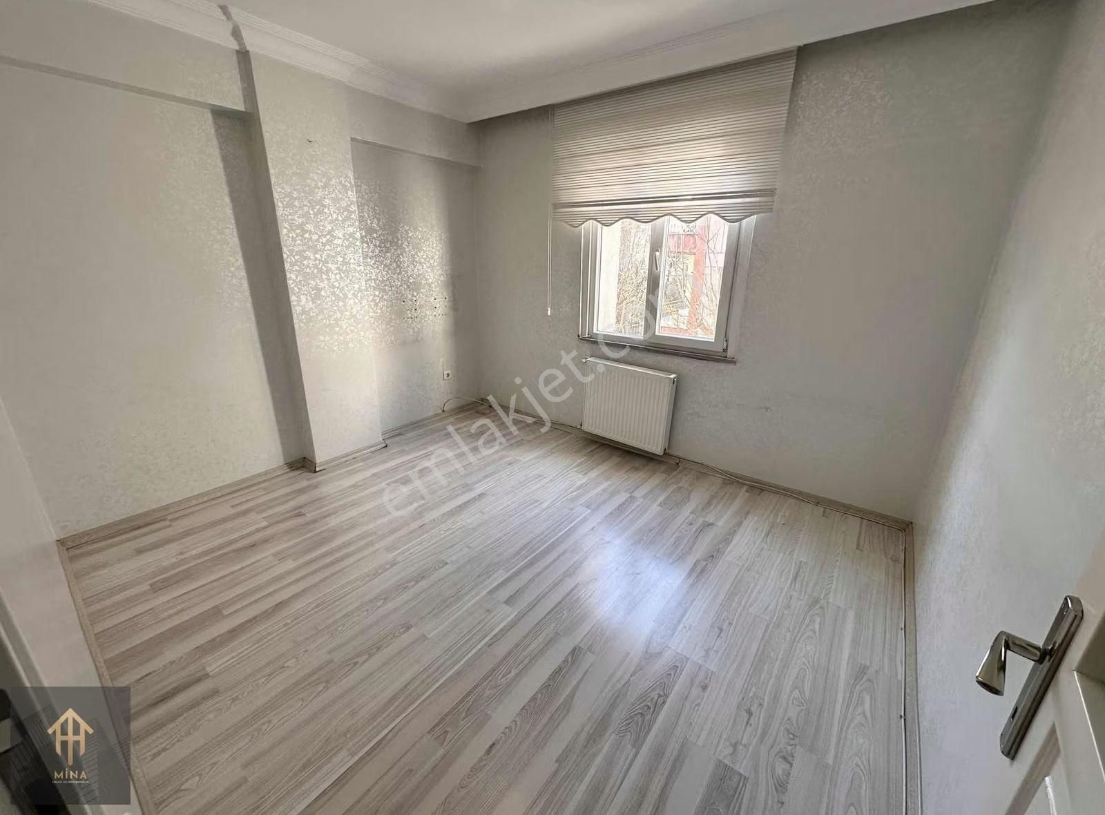 İçi Yenilenmiş Metrobüse 3 Dk Mesafede Ön Cephe Ara Kat Boş 2+1 - Görsel 13