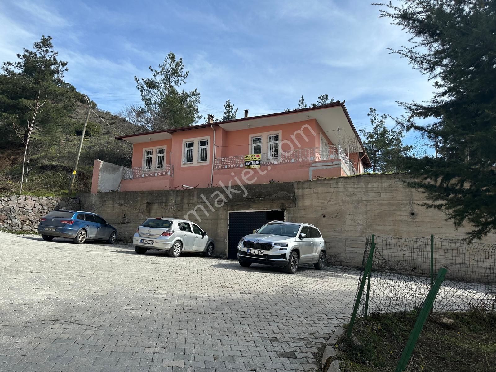 Adalet Gold Group Emlak'tan Kültür Mahallesi'nde Satılık 3+1 Sobalı Müstakil Daire