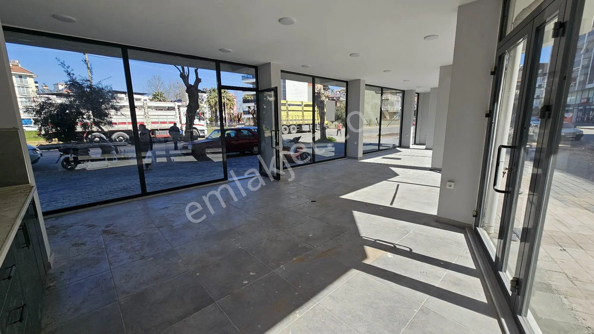 Yuvam Gayrimenkul'den Cumhuriyet Mah.64 M2 Kiralık Dükkan - Görsel 2