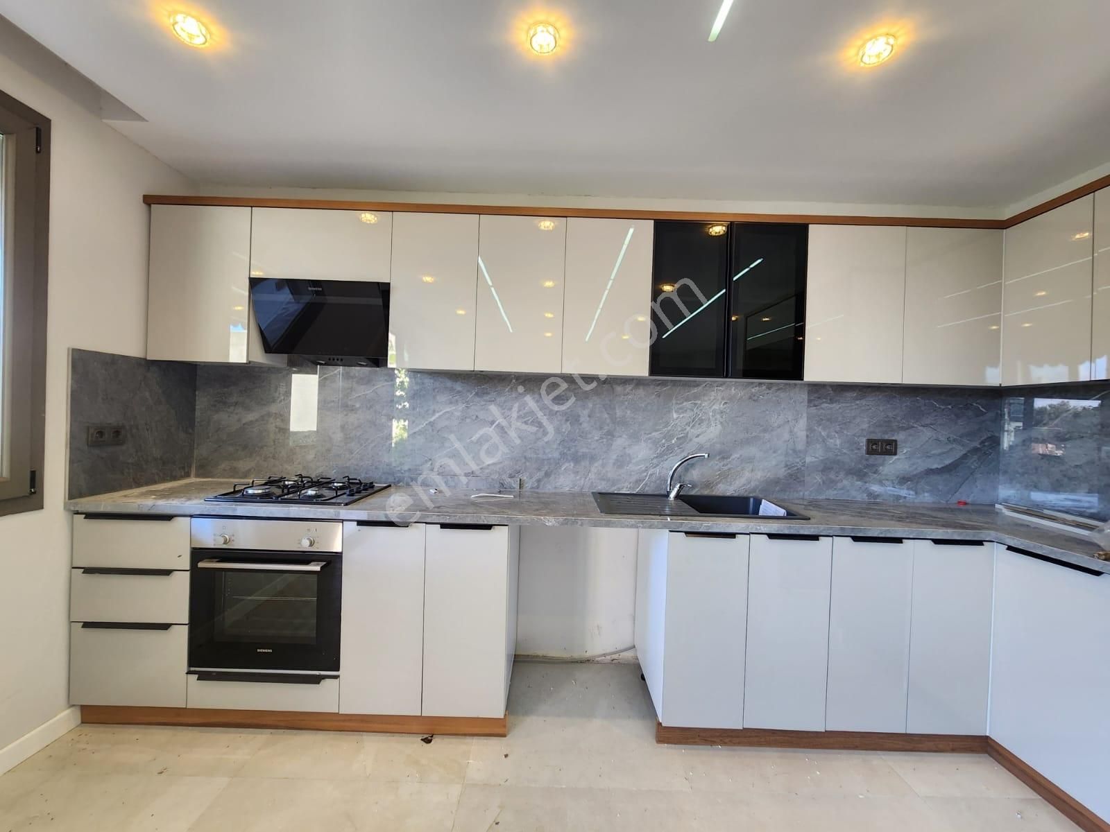 Kumsaldan Mavi Ve Yeşilin Birleştiği Lüx Tasarım_4+1_geniş Villa - Görsel 2
