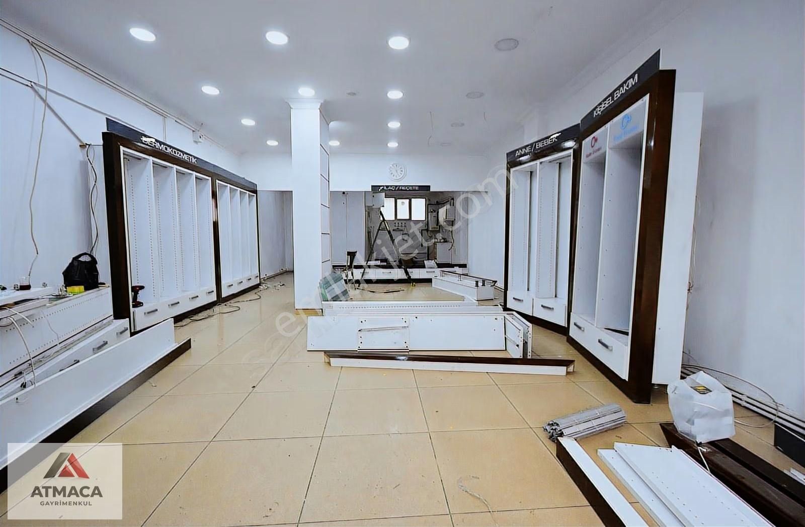 Sefaköy Tevfikbey Meydanda 100m2 Düz Giriş Kiralık Dükkan - Görsel 2