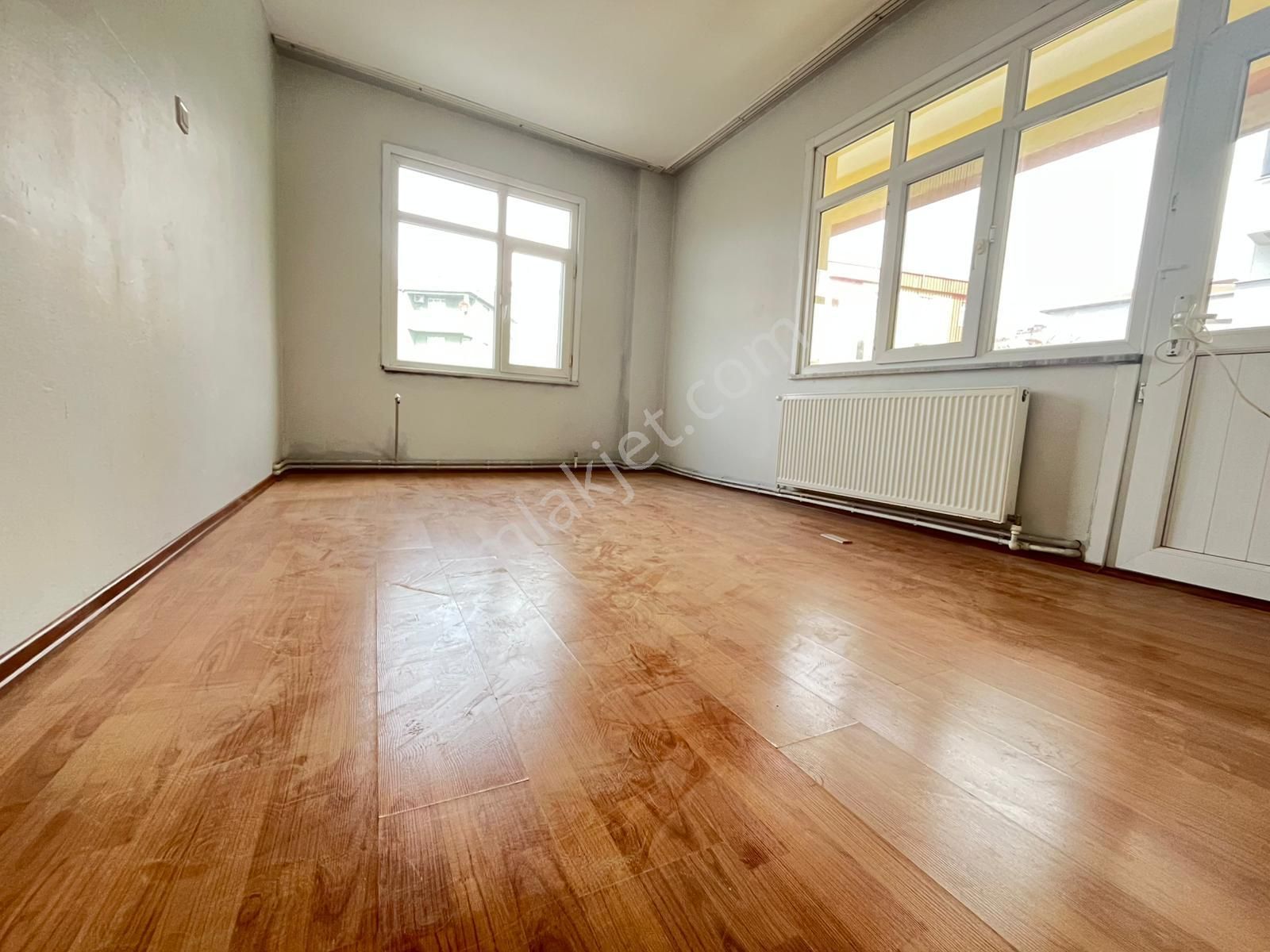 Ahmet Yesevi Mah. Cadde Üzerinde Ferah Ve Geniş 2+1 Kullanışlı Daire