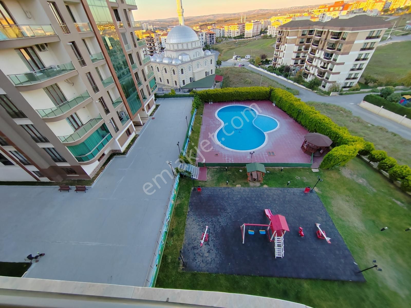 Silivri Yeni Mah. Havuzlu Güvenlikli K.otoparklı Ara Kat 1+1 - Görsel 21