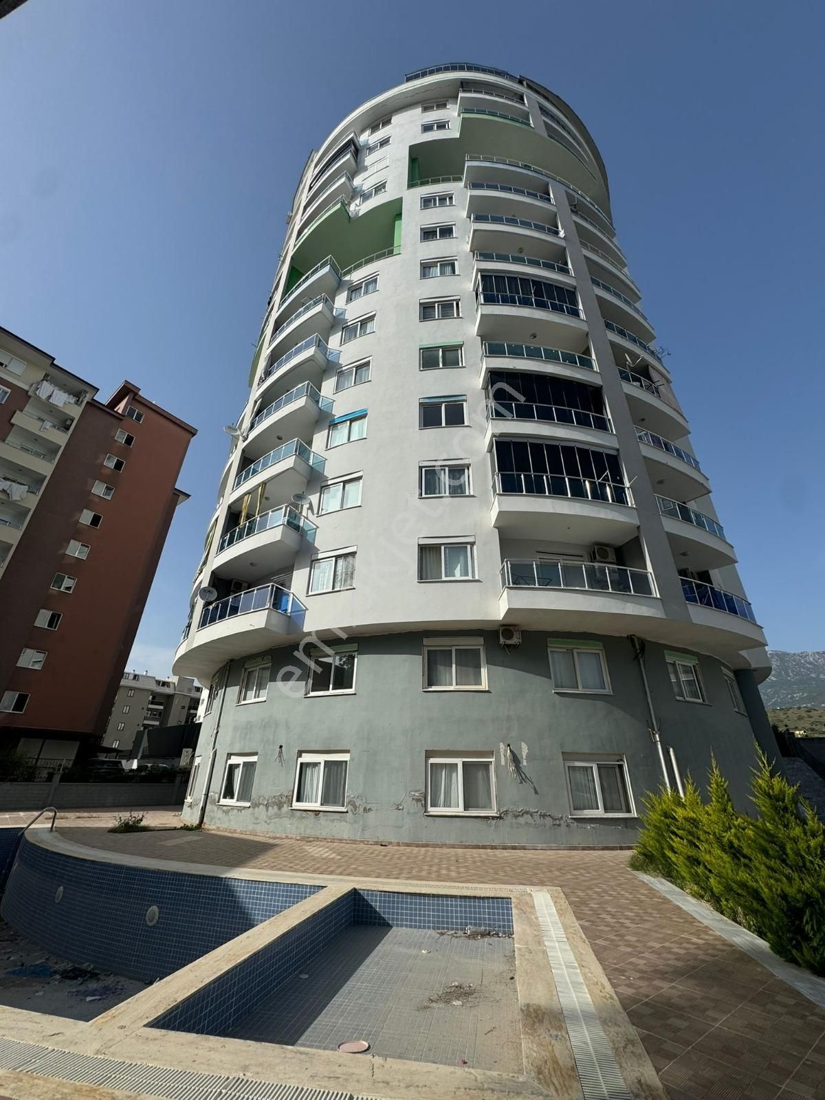 Mahmutlarda 1+1 Eşyalı Havuzlu Asansörlü Satılık