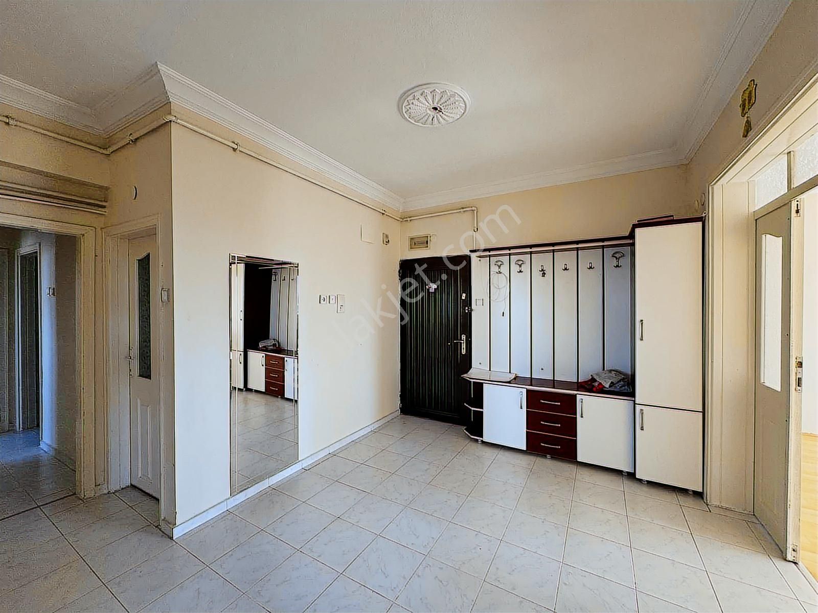 Barbaros Mahde Cadde Üstü 3 Cepheli Satılık Daire