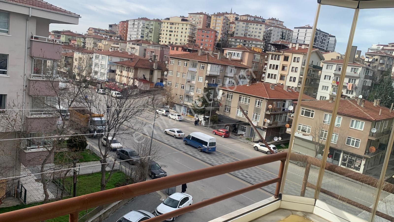 Aile Apartmanında Mütevazi Mobilyalı Masrafsız Daire - Görsel 11