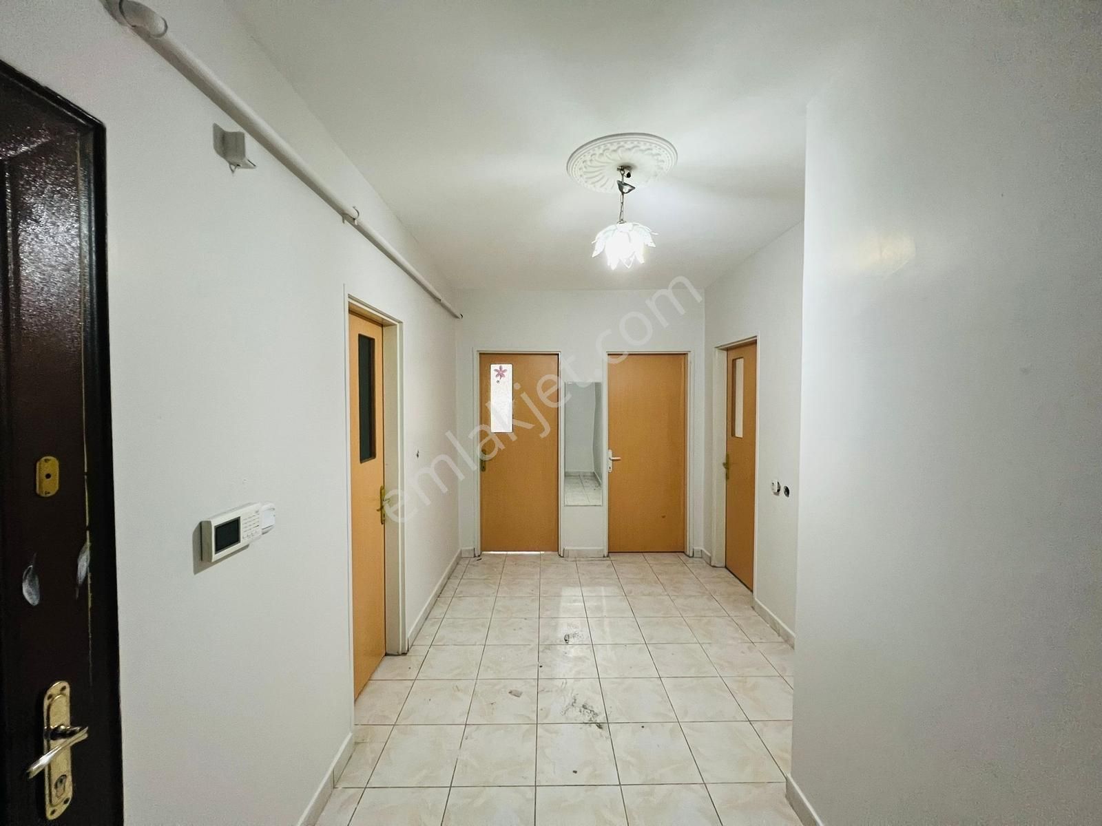 Tramvay Yanı İçi Yapılı Temiz Yüksek Kredi İmkanı 3+1