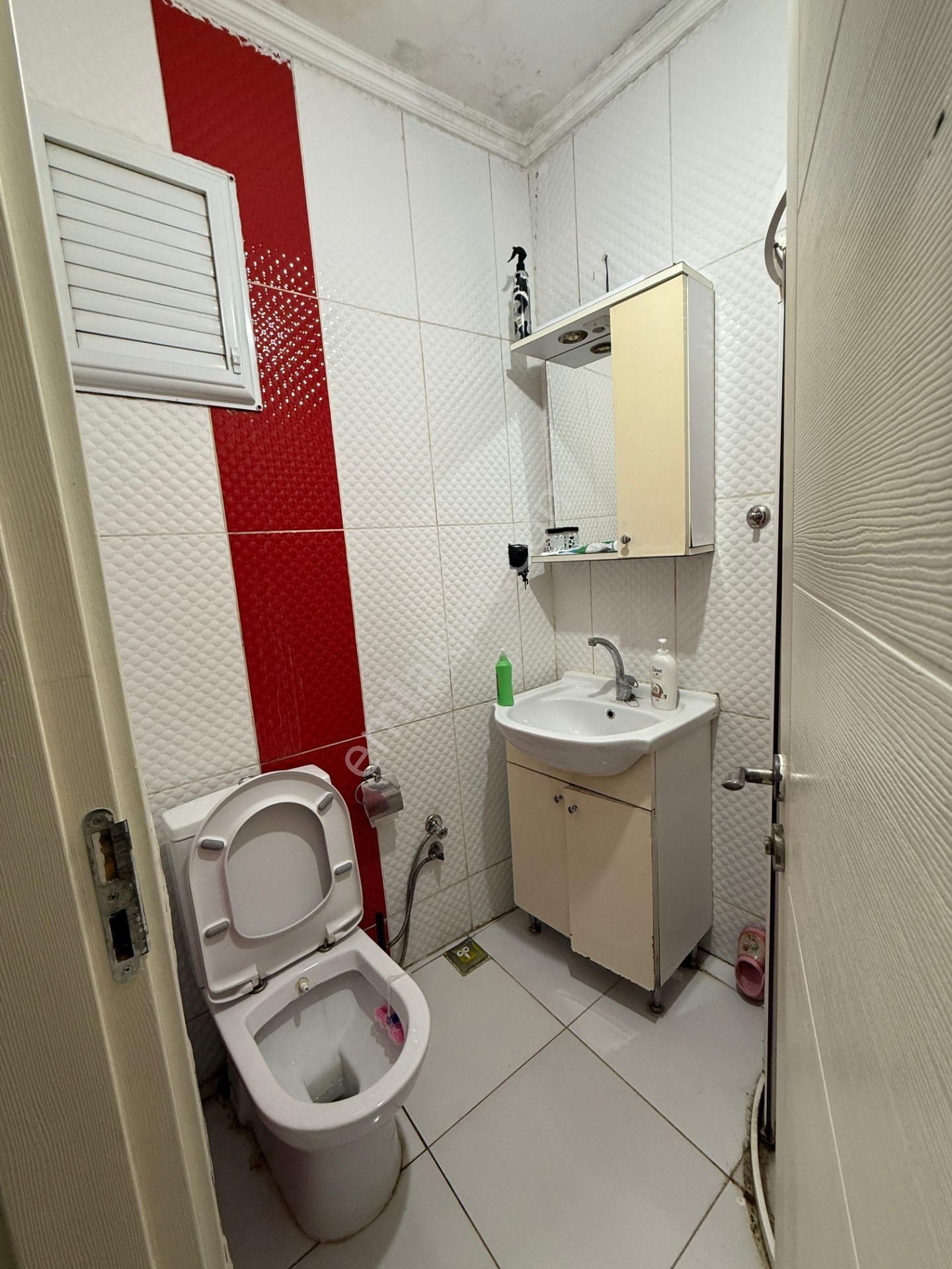 Burç Emlaktan, Gazi Refik Sokakta, 2+1, Kombili, 80 M2, Müstakil Bahçeli, Temiz Daire - Görsel 12