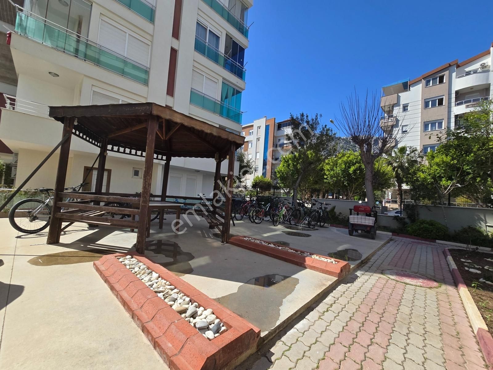 Caddeye Ulaşıma Yakın,havuzlu Lüks Sitede , Beyaz Eşyalı 1+1 - Görsel 3