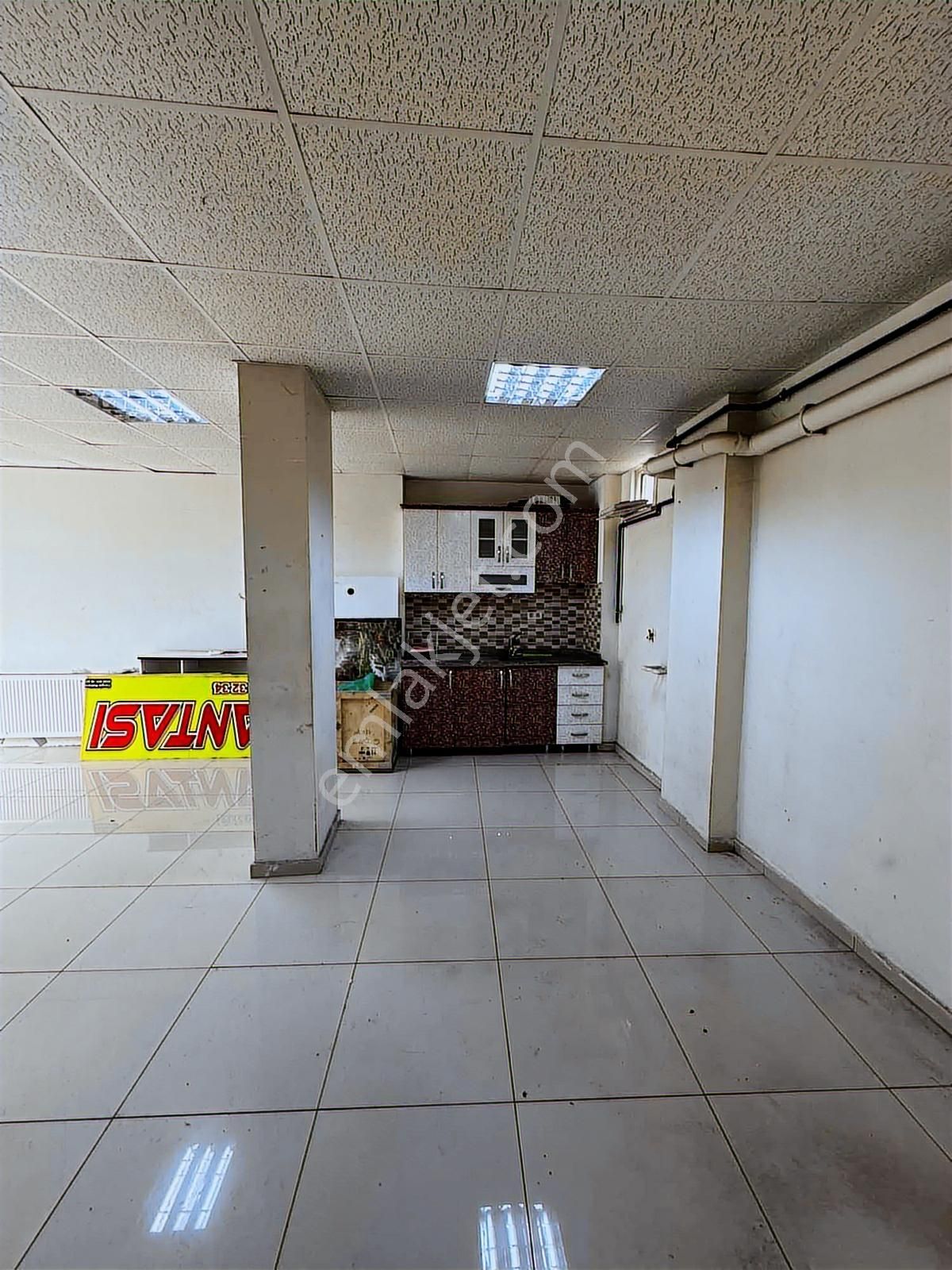 Atalay Caddesinde Kiralık 140 M2 Depolu Dükkan