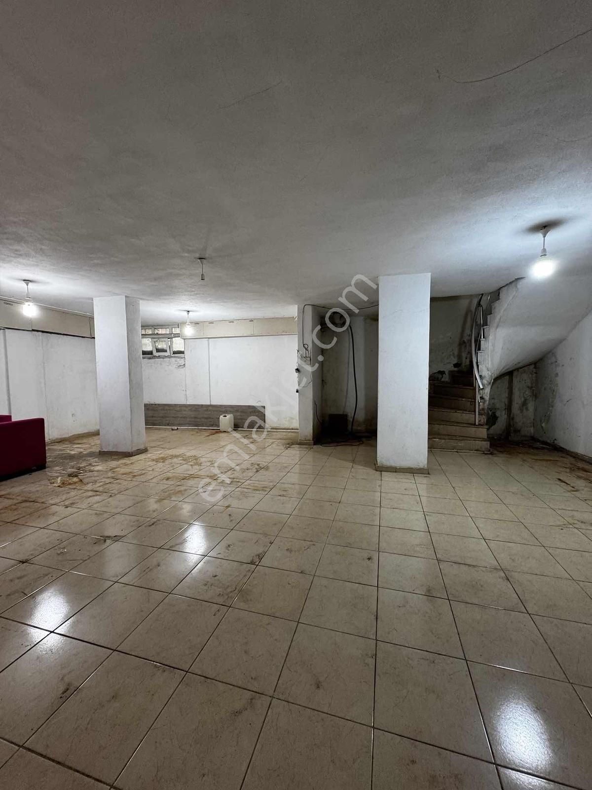 Atalay Caddesinde Kiralık 140 M2 Depolu Dükkan - Görsel 2