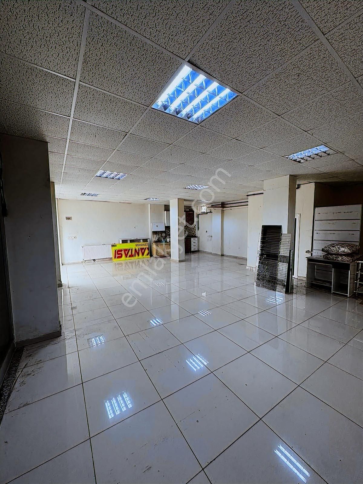 Atalay Caddesinde Kiralık 140 M2 Depolu Dükkan - Görsel 6