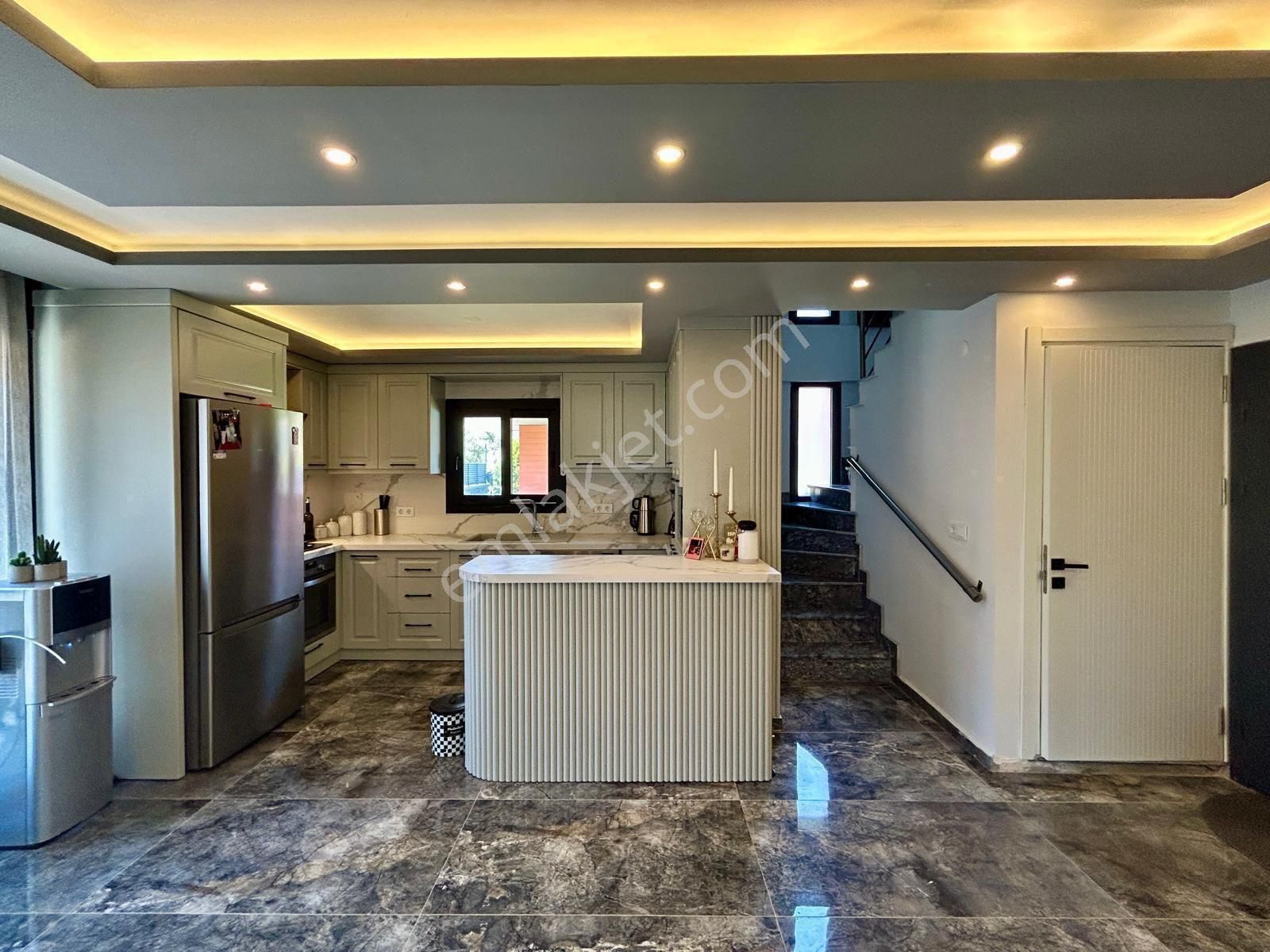 Kuşadası Davutlar’da İç Mimar Tasarımlı | Özel Havuzlu | Full Eşyalı | 3 Banyo Wc | Lüks 4+1 Villa - Görsel 31