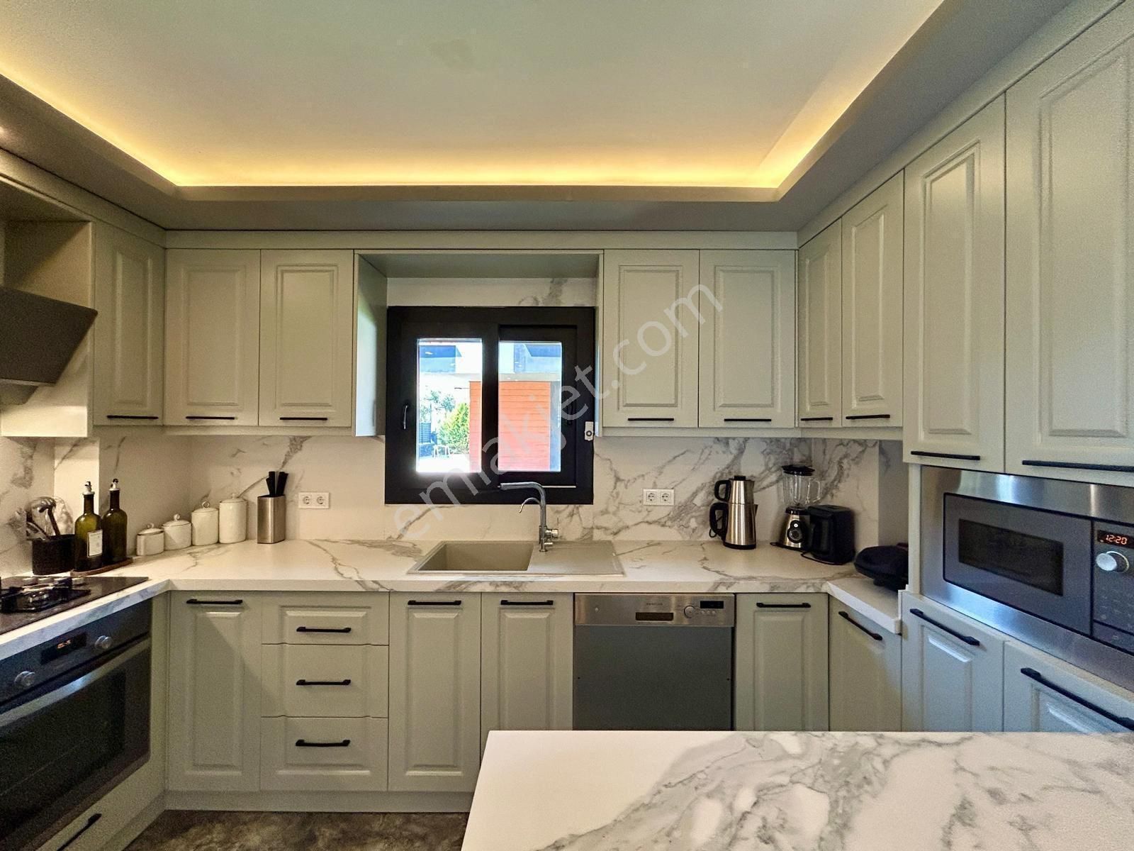 Kuşadası Davutlar’da İç Mimar Tasarımlı | Özel Havuzlu | Full Eşyalı | 3 Banyo Wc | Lüks 4+1 Villa - Görsel 15