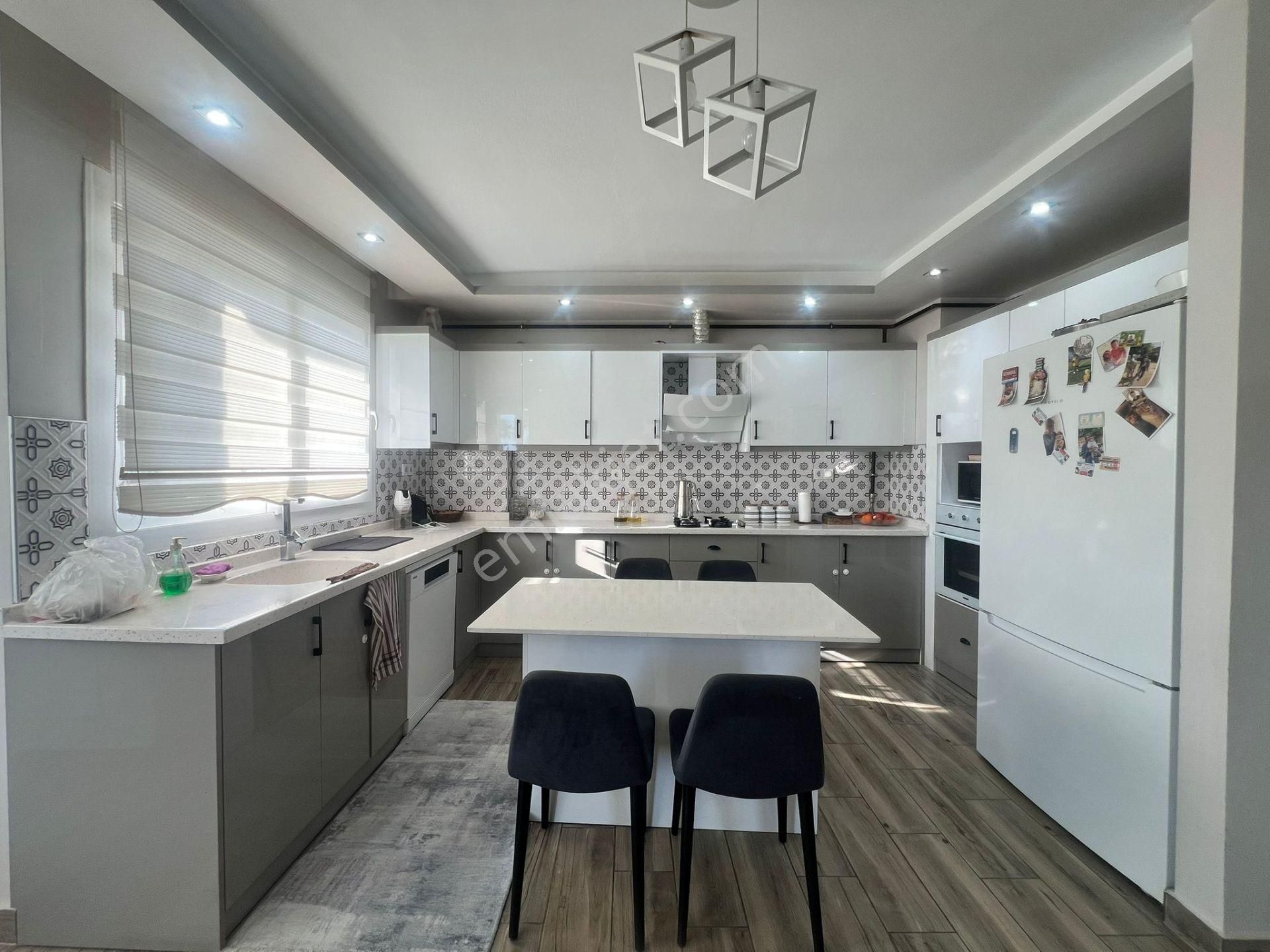 Karınca'dan Gazi Mh'de Doğalgazlı Deniz Manzaralı 4+1 Satılık