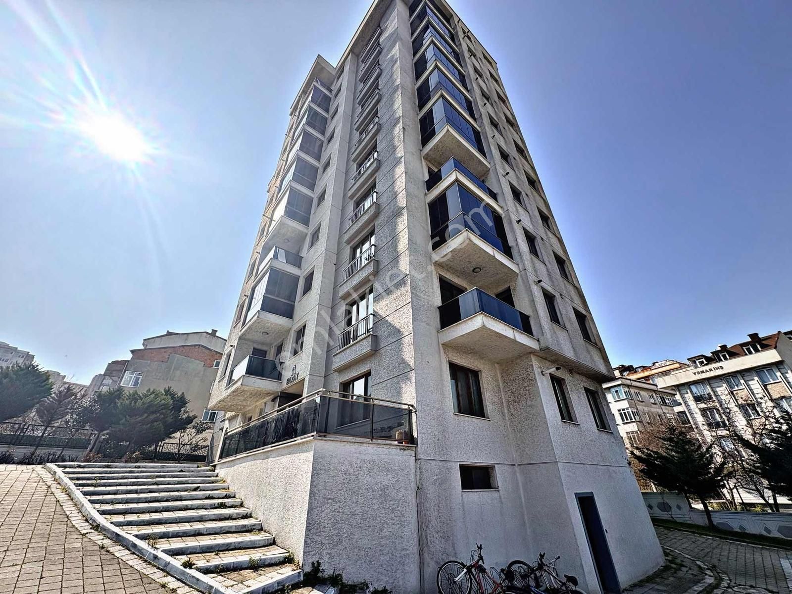 Beylikdüzü | Havuzlu Site İçerisinde Şehir Manzaralı Satılık 2+1