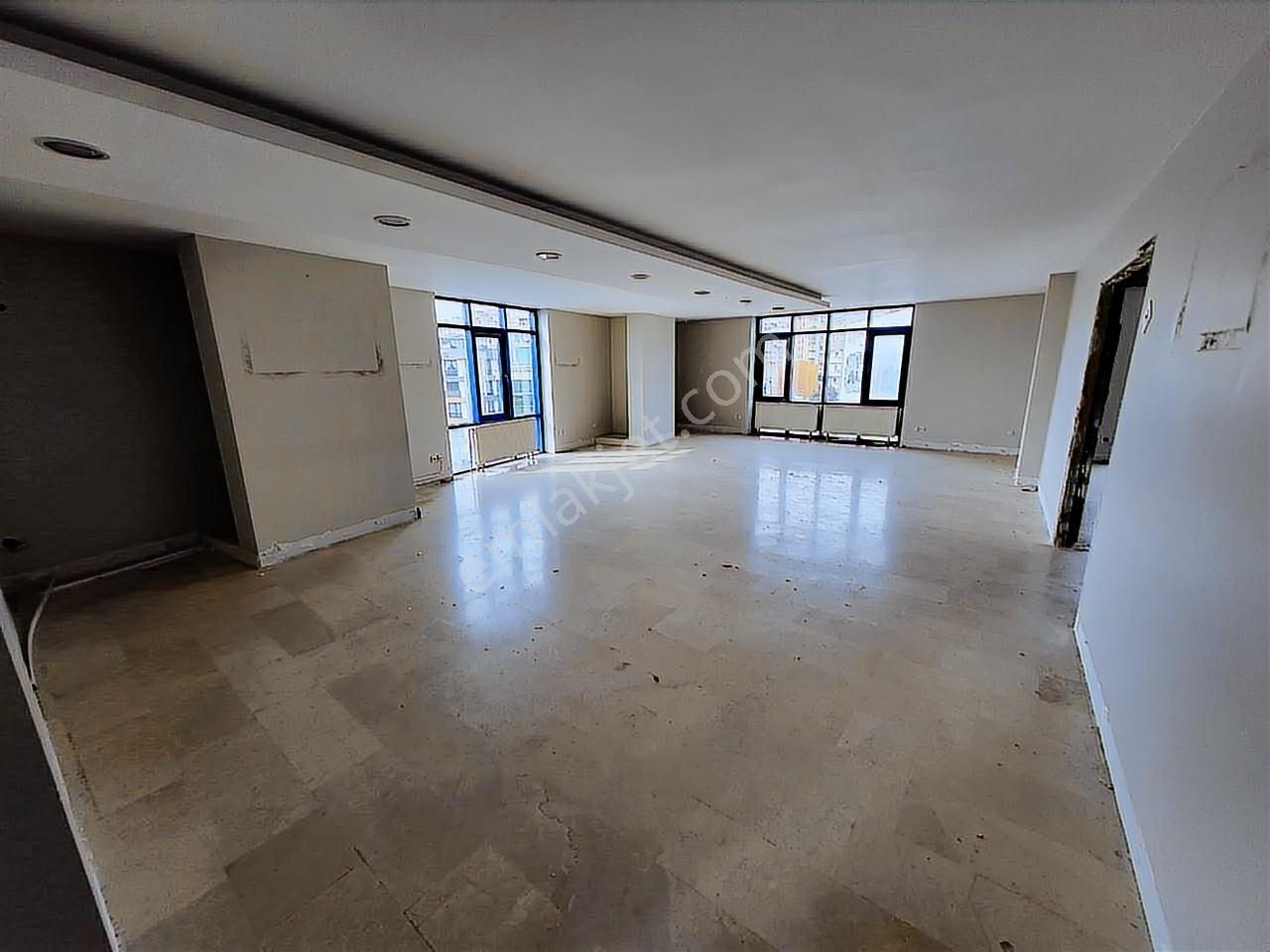 Ümraniye Merkezde İşlek Lokasyonda Kiralık Dükkan - Görsel 2