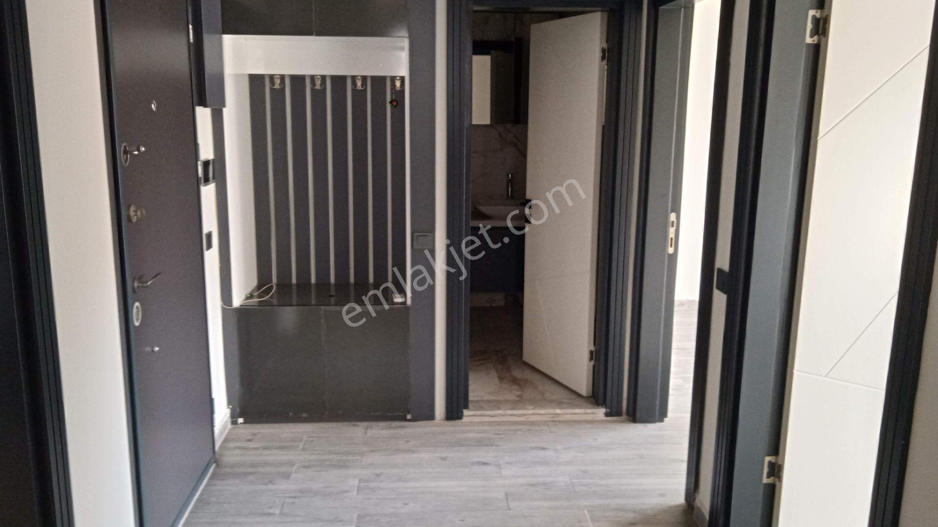 Kuşadası Merkezde Kiralık Geniş İşyeri - Görsel 28