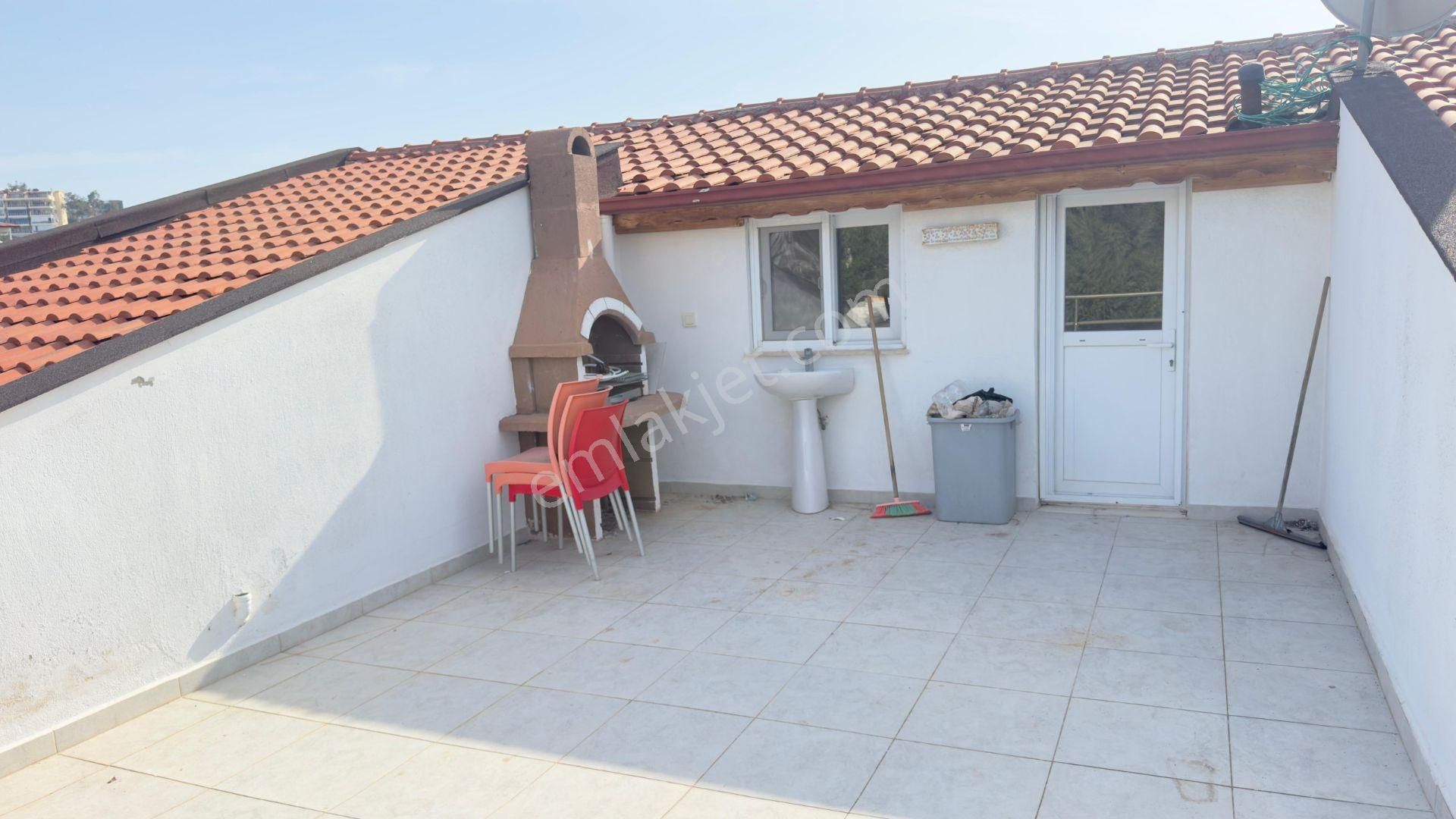 Kadınlar Denizinde Havuzlu Sitede Eşyalı 5+1 Kiralık Triplex...