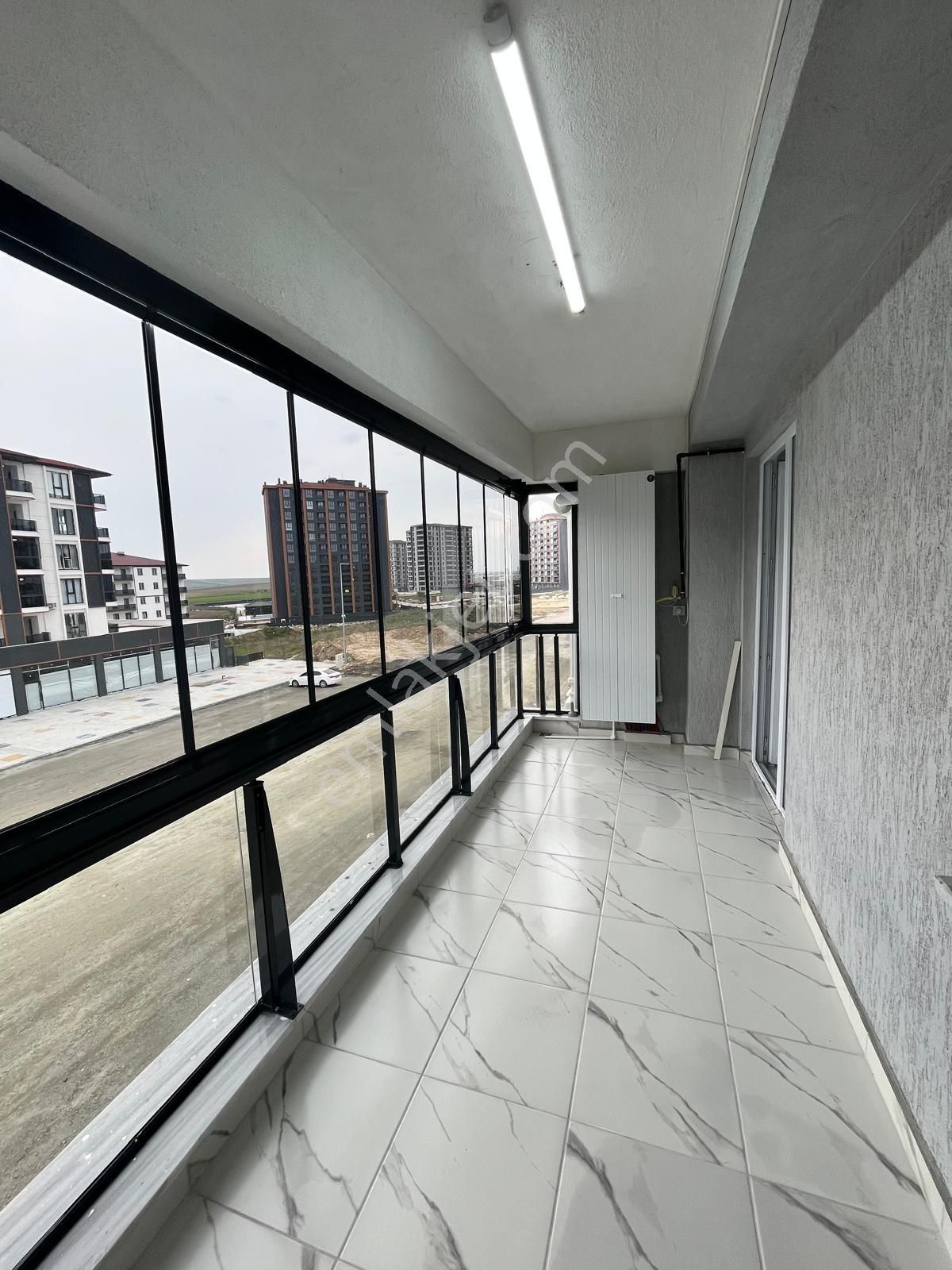 Hatip Mah'de 2+1 Cadde Üzerinde Arakat İskanlı Kiralık Daire!! - Görsel 2