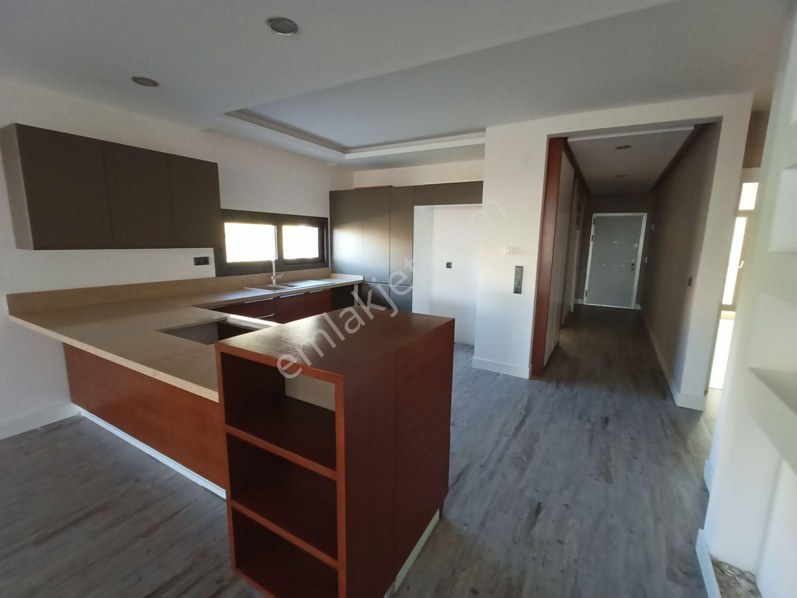 Kuşadası'nda Güvenlikli Havuzlu Sitede Bahçe Katı Daire - Görsel 9