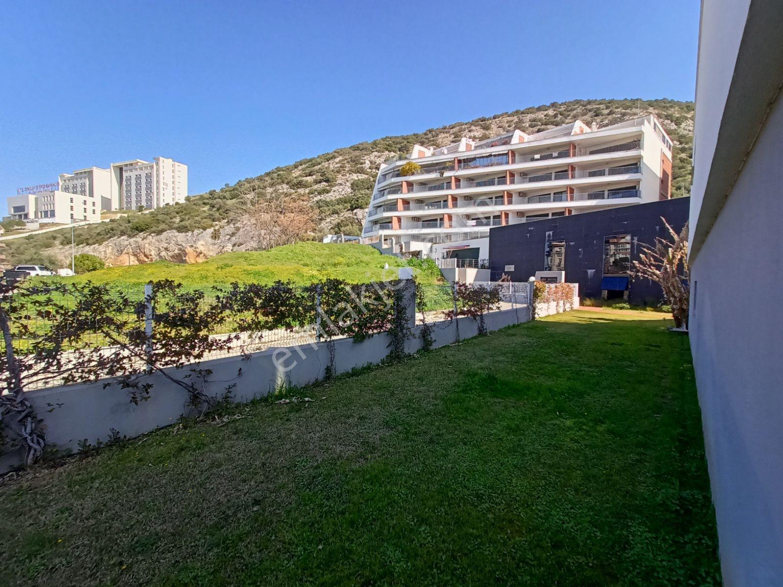 Kuşadası'nda Güvenlikli Havuzlu Sitede Bahçe Katı Daire