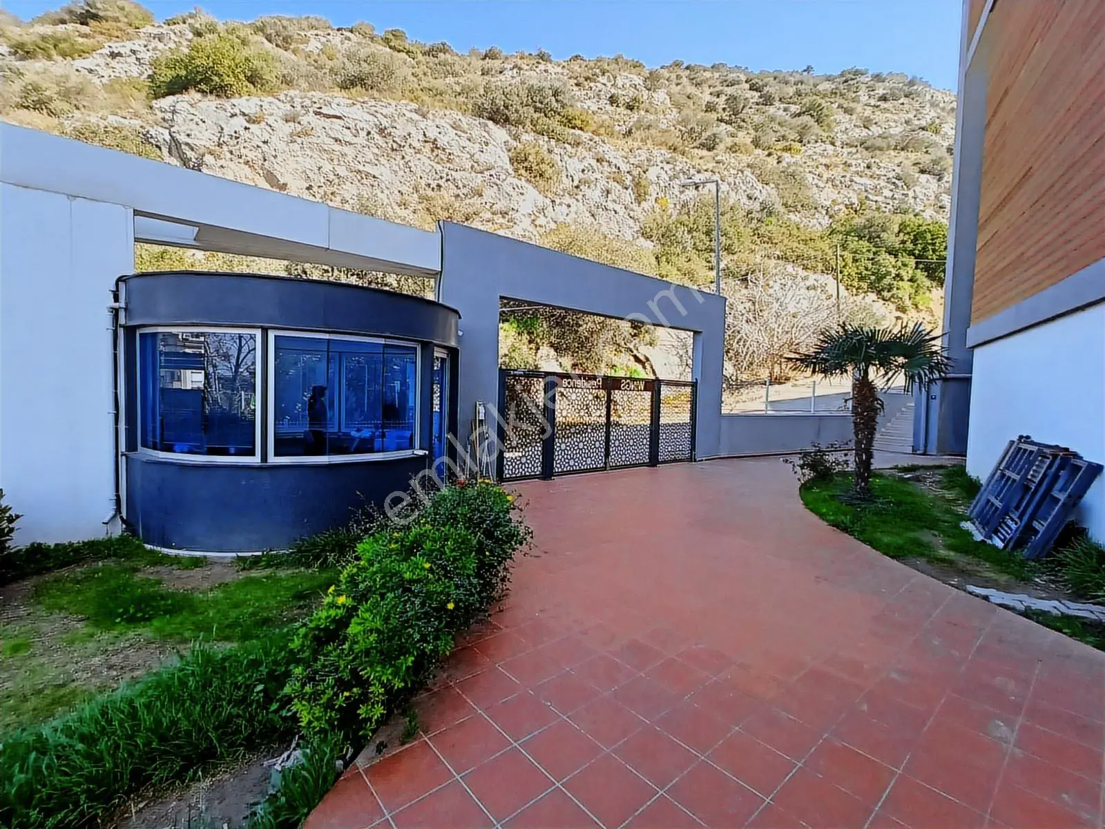 Kuşadası'nda Güvenlikli Havuzlu Sitede Bahçe Katı Daire - Görsel 2