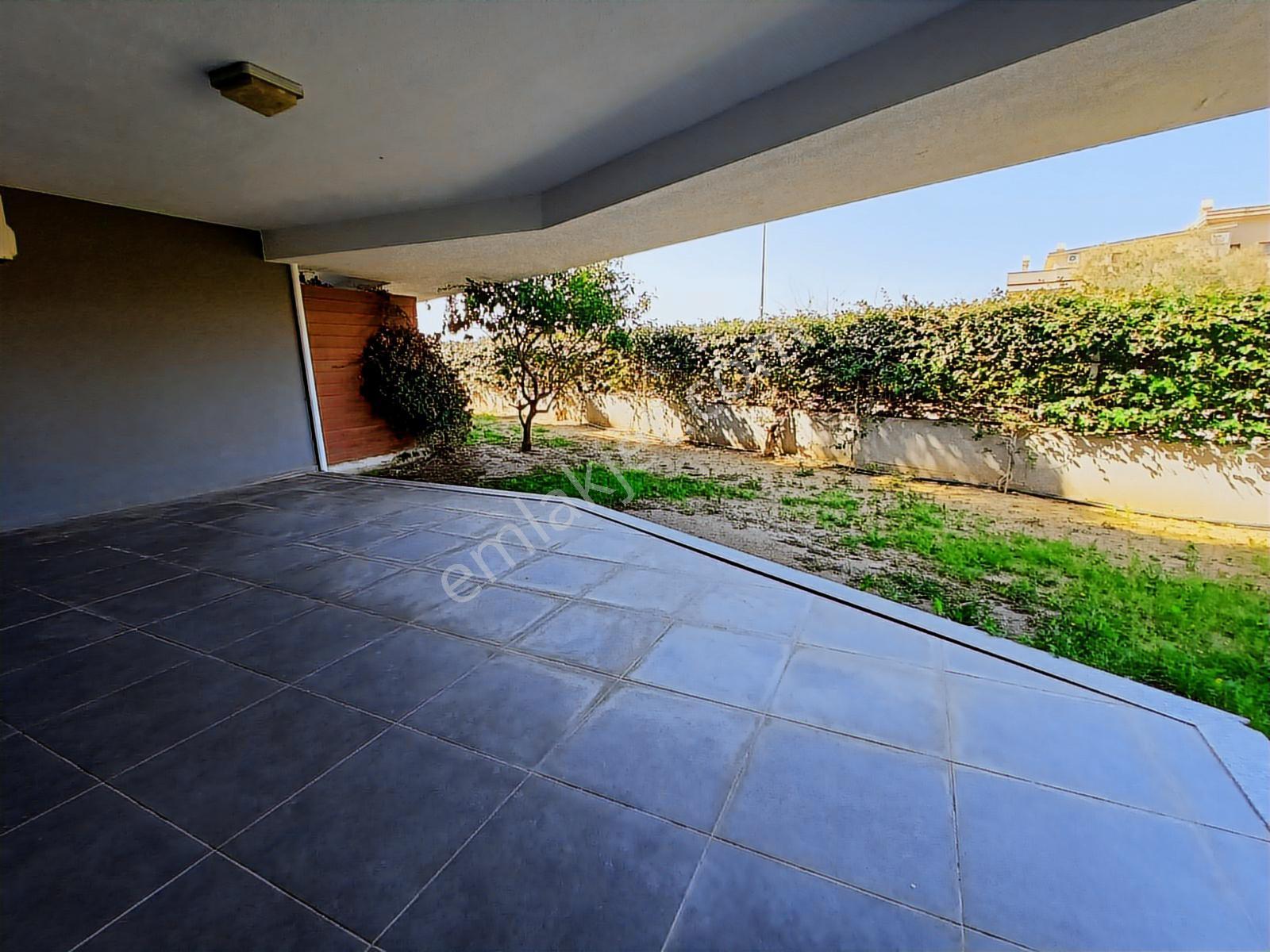 Kuşadası'nda Güvenlikli Havuzlu Sitede Bahçe Katı Daire - Görsel 8