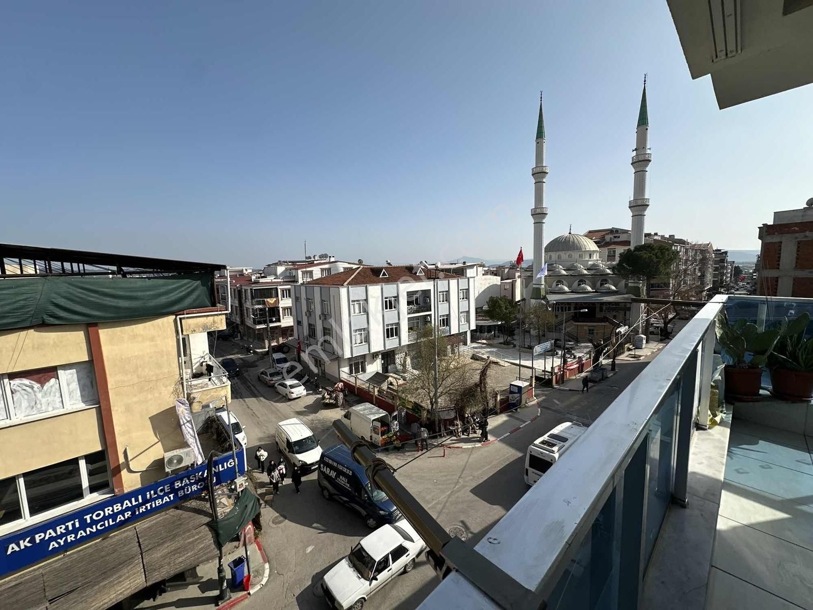 Öz-er Gayrimenkul'den Barışmanço Caddesinde 3+1 Kiralık Daire