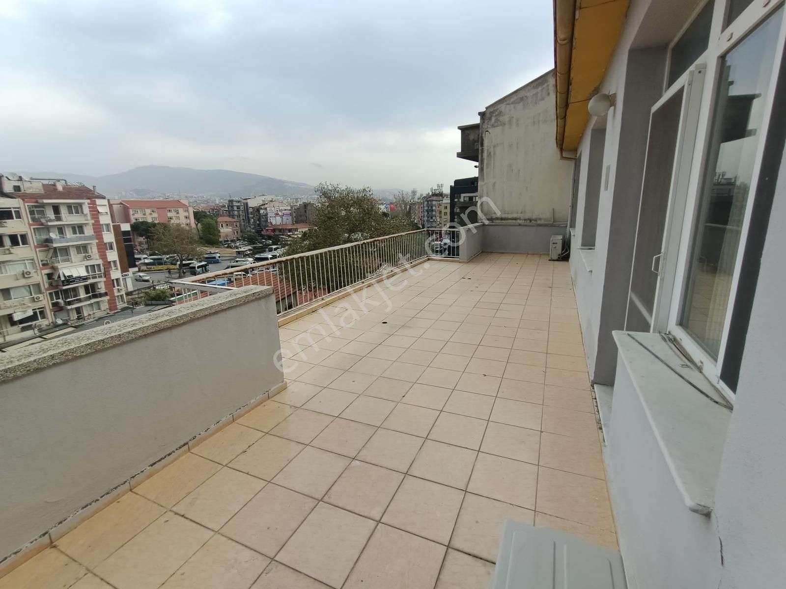 Karşıyaka Sevgi Yoluna Cephe Büyük Teraslı 3+1 Fırsat Daire E-44 - Görsel 27